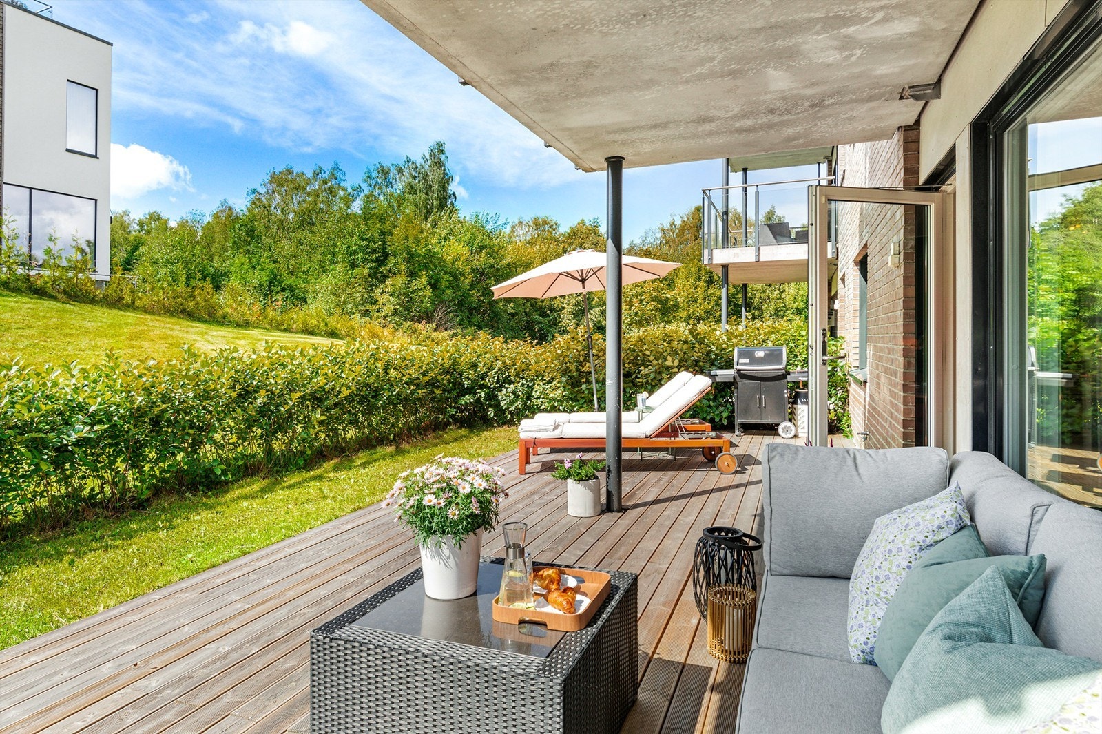 Overbygget del av terrassen gjør at du kan nyte utetid selv i regnvær Galleribilde