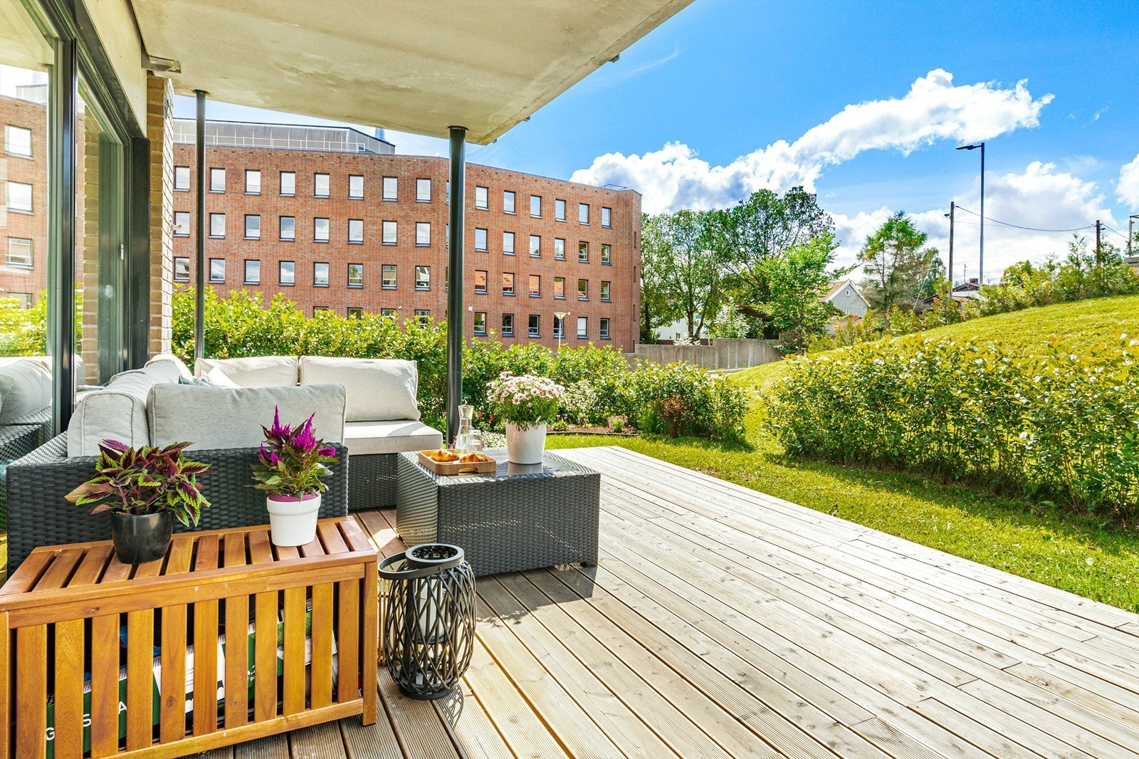 God plass til utemøblement og gassgrill Galleribilde