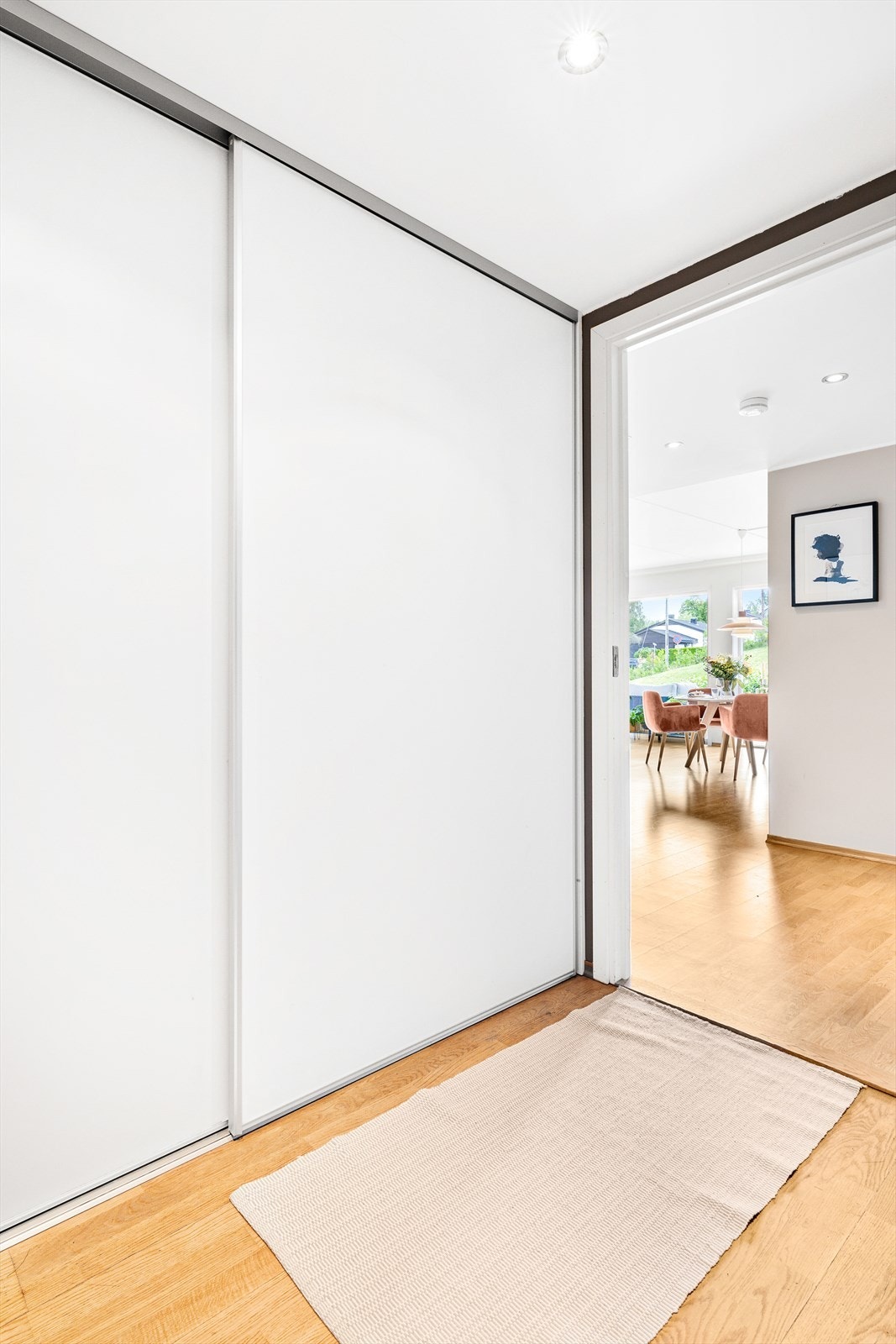 I entréen er det en romslig skyvedørsgarderobe Galleribilde