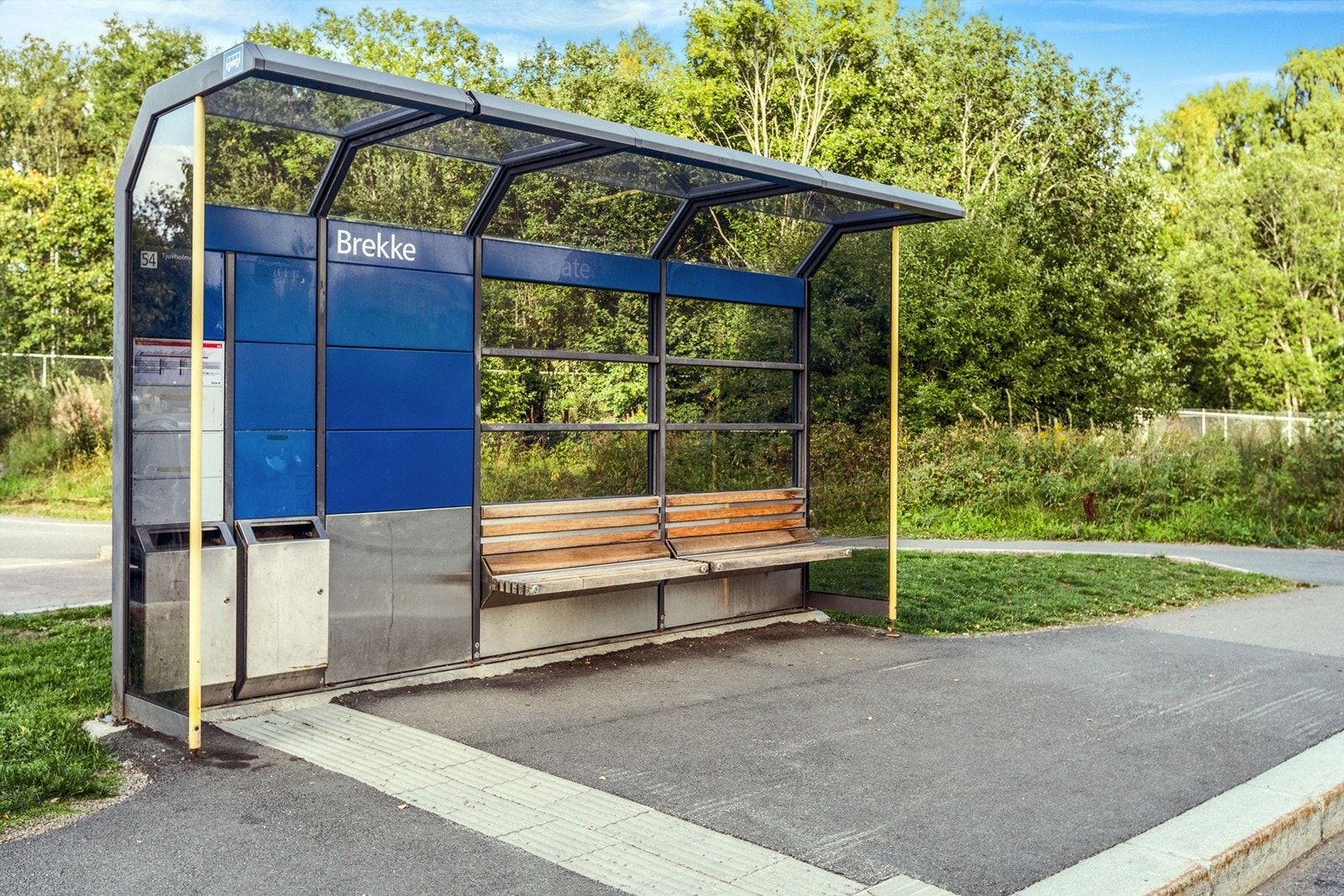 Bussholdeplass like nedenfor leiligheten Galleribilde