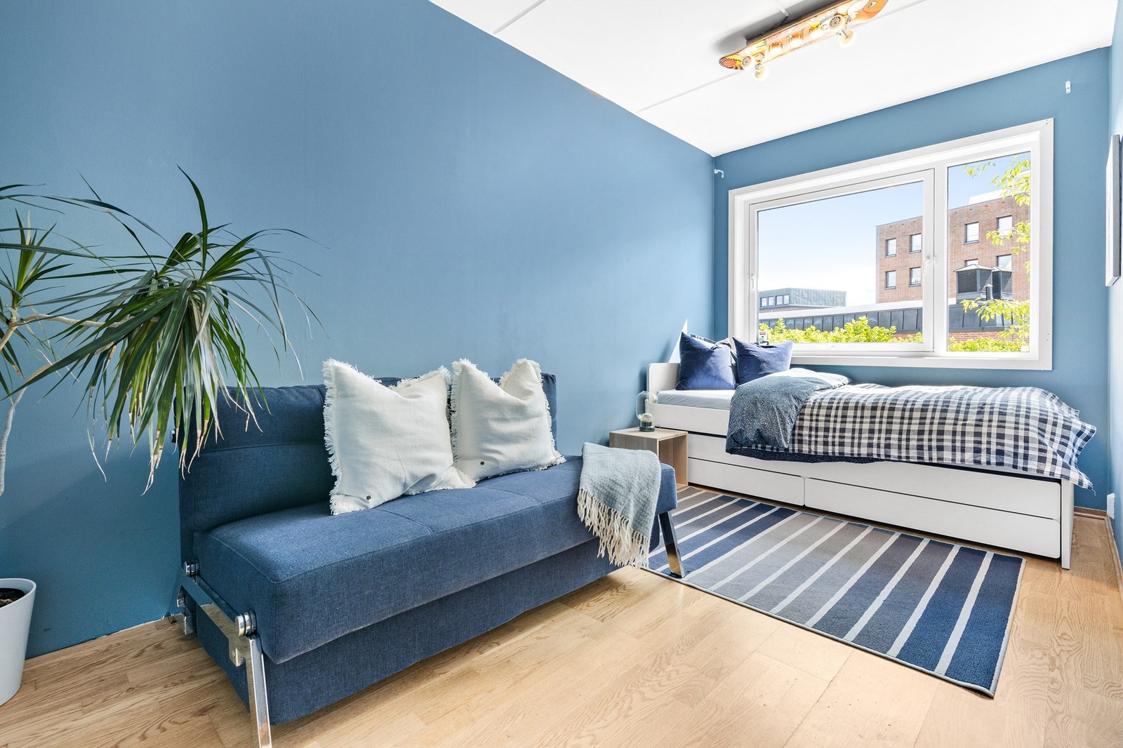 Romslig soverom med plass til seng, sofa eller pult Galleribilde