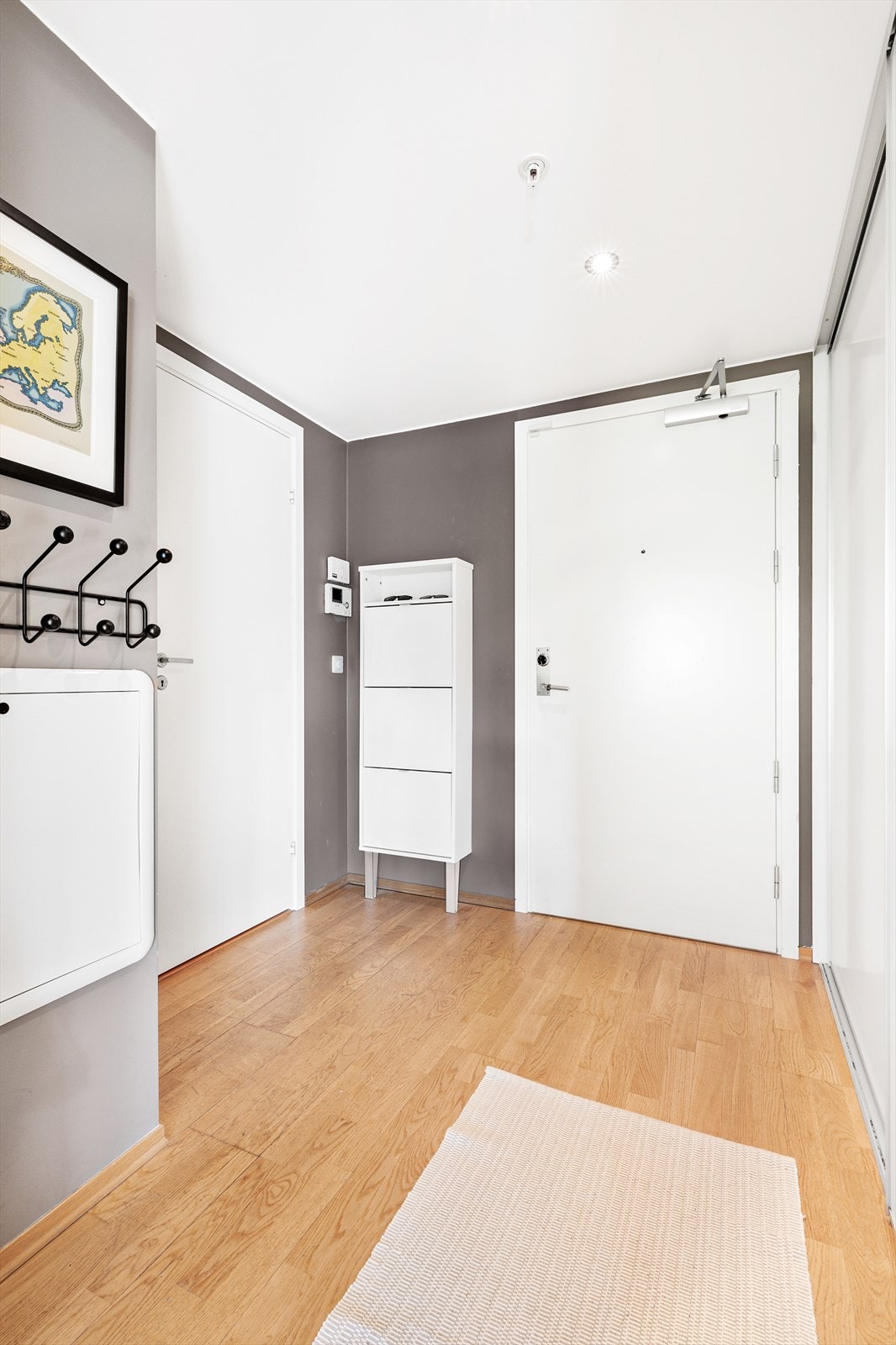 Skoskap i gangen medfølger. Døren til venstre er til separat toalettrom Galleribilde