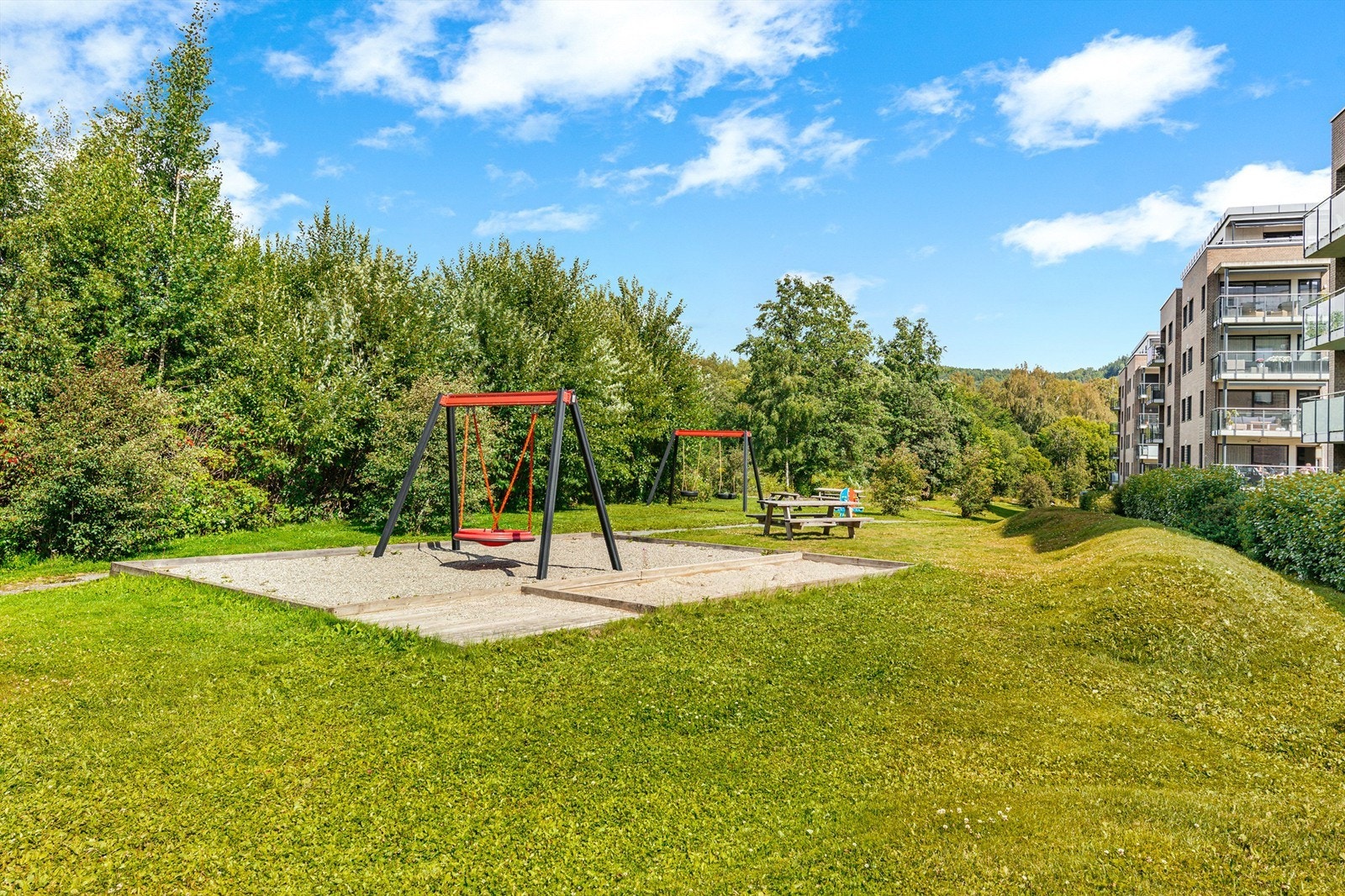 Lekeapparater på nabosameiets tomt Galleribilde