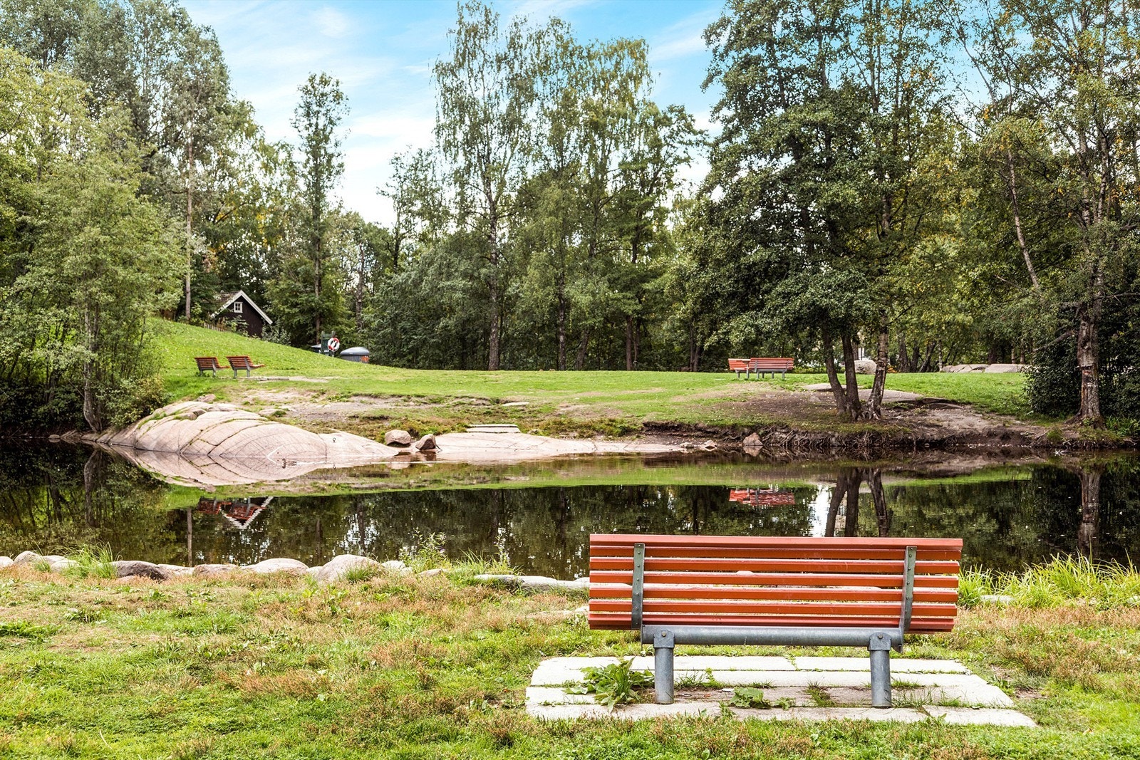 Badeplassen ved Stilla er kun 5 minutters gange fra leiligheten Galleribilde
