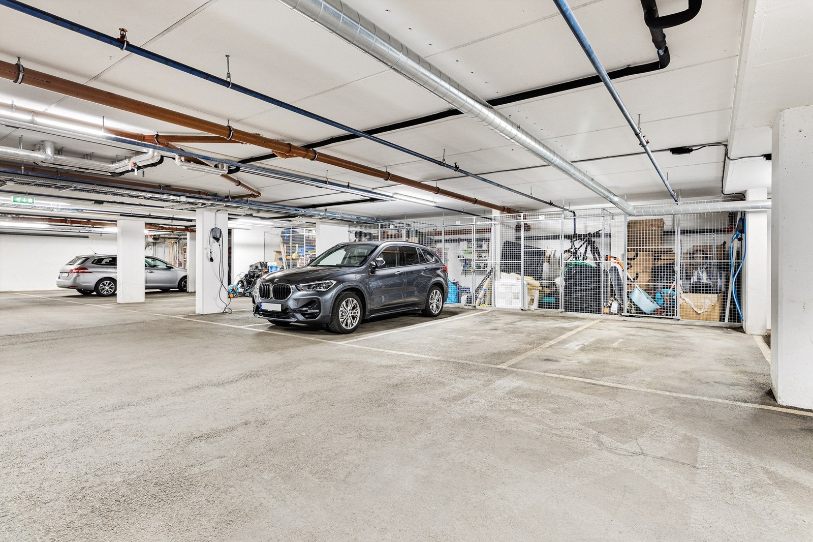 I garasjen medfølger garasjeplass med elbillader. I tillegg er det bod ved garasjeplassen samt en bod adskilt fra garasjen Galleribilde