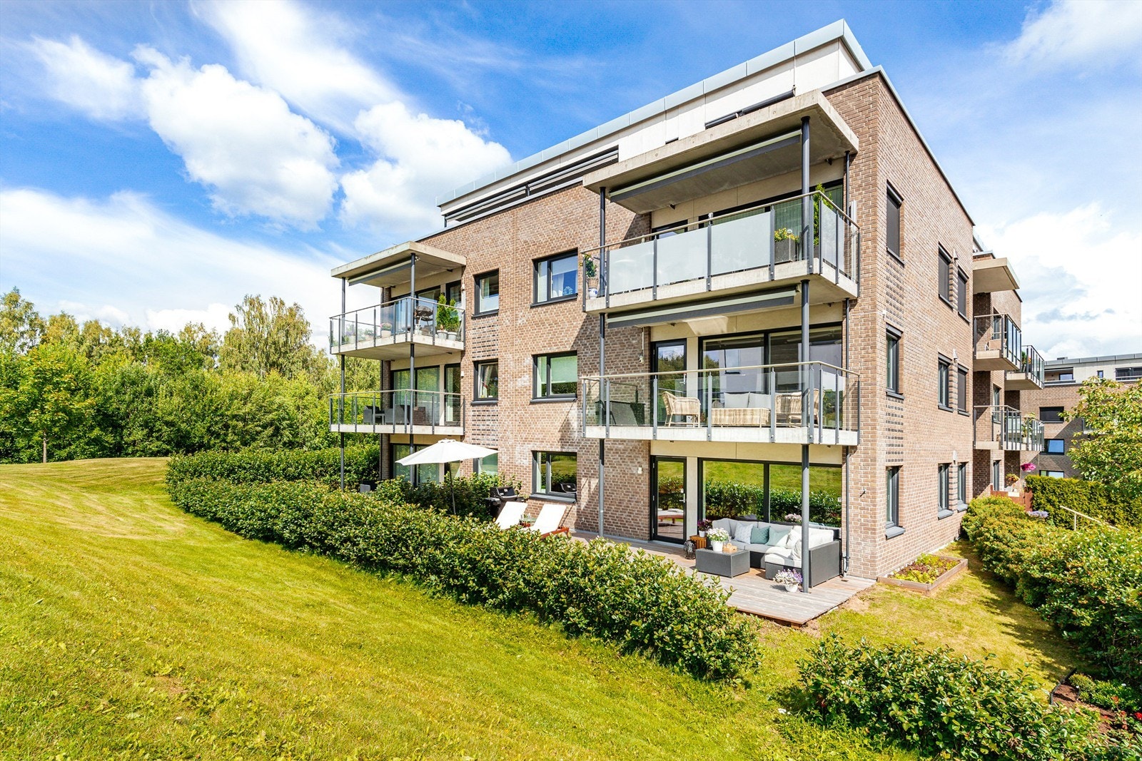 Velkommen til Brekkeveien 10, en super 4-roms med terrasse, hage, garasje m/lader, heis og med nydelig beliggenhet rett ved marka Galleribilde