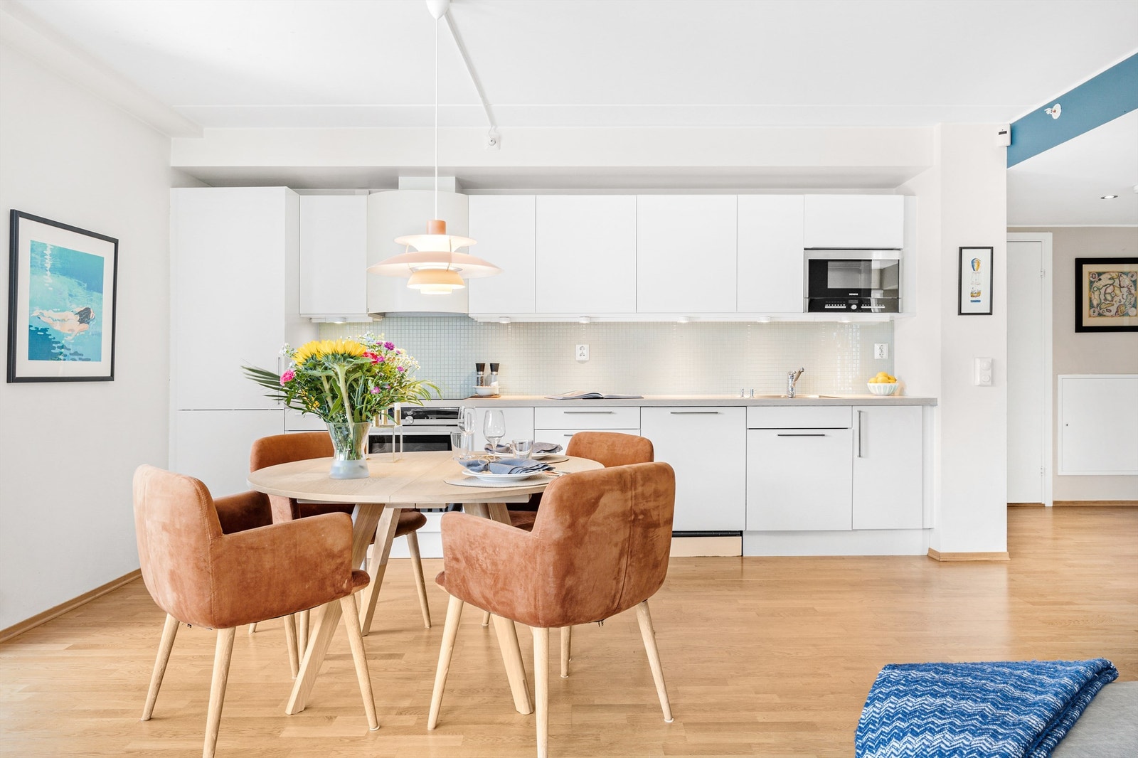 Nye ledlys under overskap på kjøkken i 2023. Galleribilde