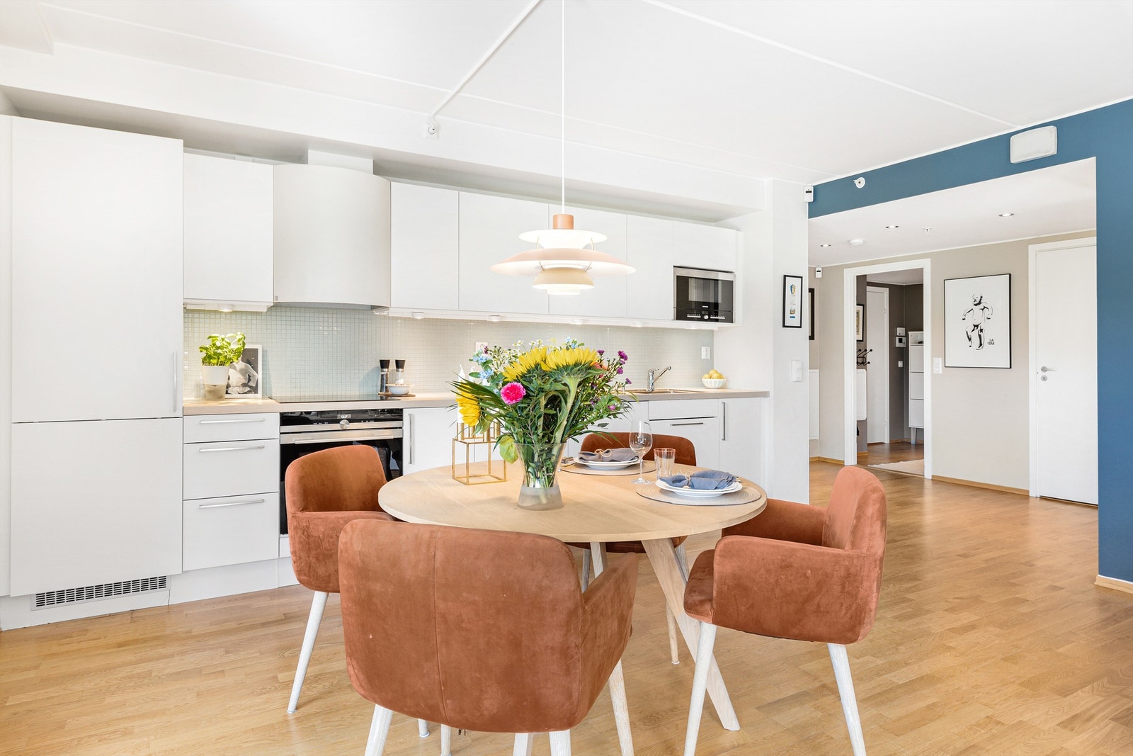 Her ser du mot mellomgangen der det er adgang til innvendig bod, bad og 3 soverom Galleribilde