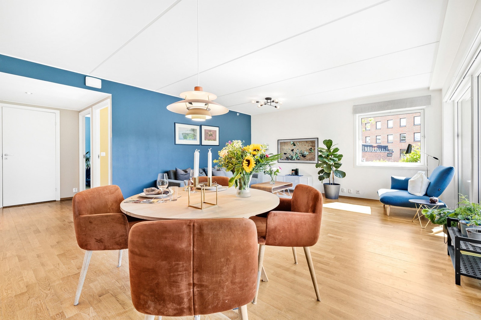 God plass til spisestuemøbler og til sofagruppe og mediemøbel Galleribilde