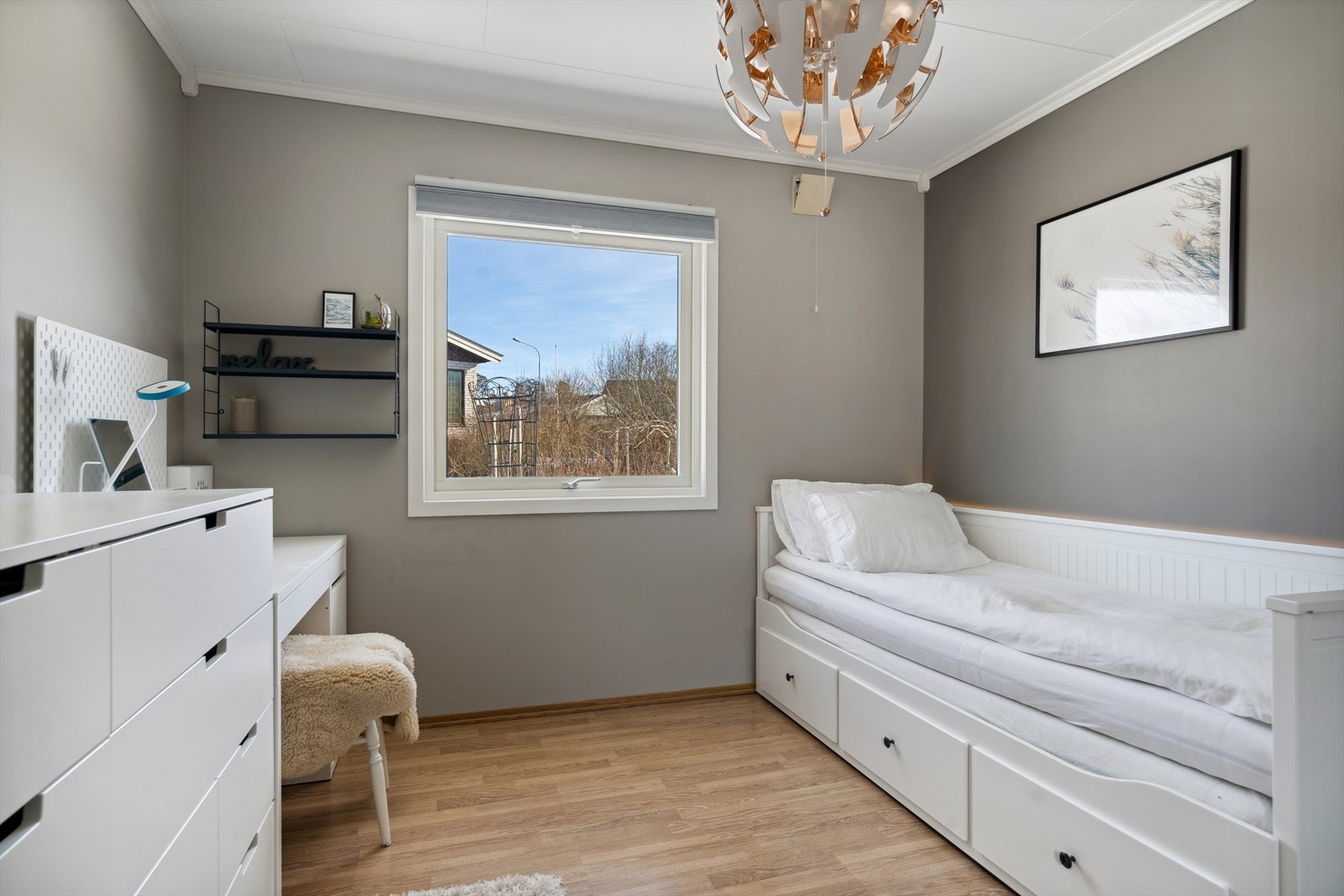 Soverom 2 er malt i fine farger og har god plass til både seng, skrivepult og kommode. Galleribilde