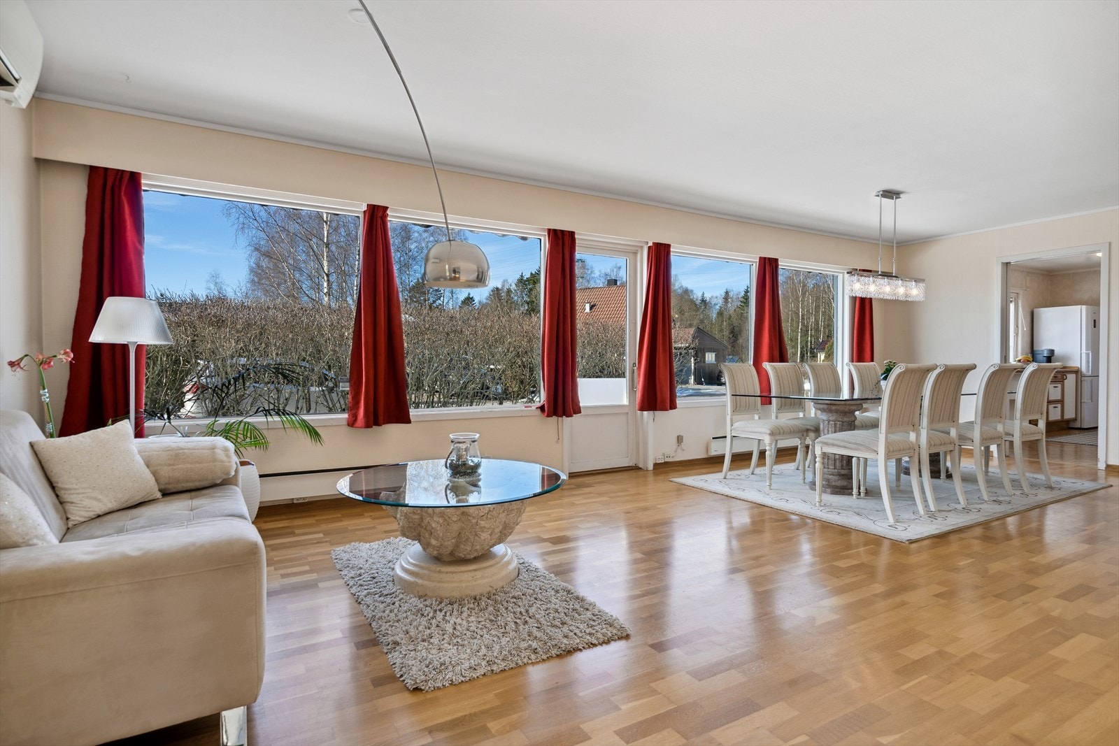 Romslig stue og spisestue med store vindusflater som gir et lyst og trivelig innemiljø. Utgang fra stue til hage. Galleribilde