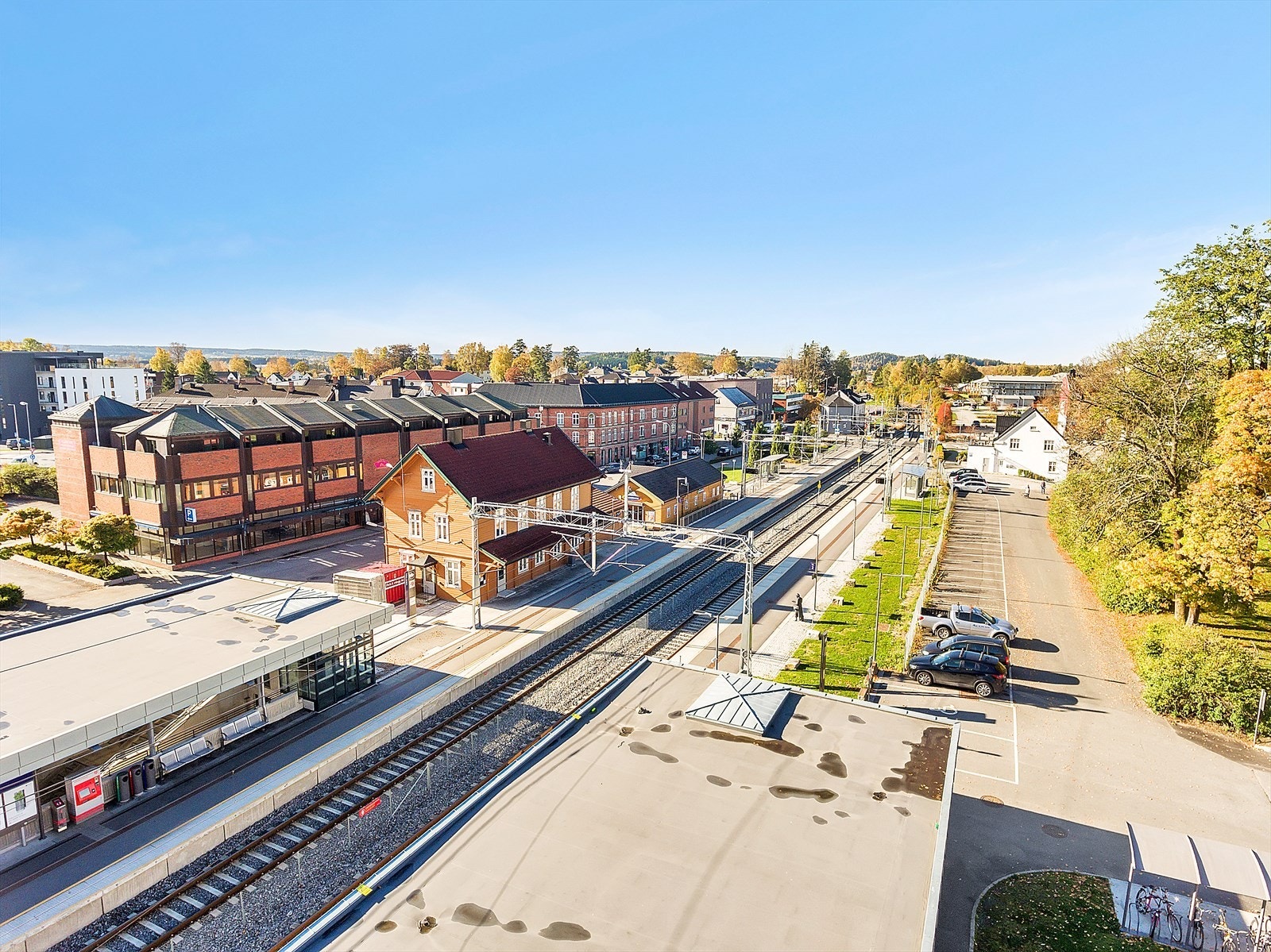 Det er ca. 15 minutters gange til Askim stasjon hvor toget har hyppige avganger i begge retninger. Toget bruker ca. 53 minutter til Oslo S. Galleribilde