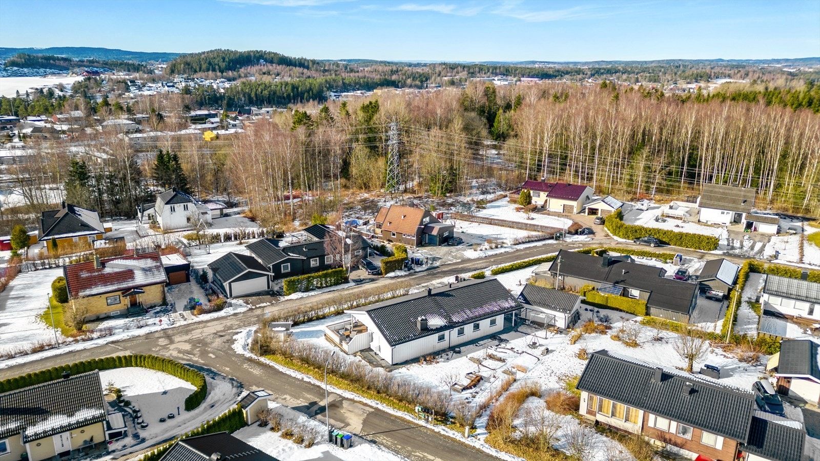 Eiendommen ligger i et etablert villaområde uten gjennomgangstrafikk med fine tur- og rekreasjonsmuligheter samt kort vei til skoler, barnehager, butikker og offentlig kommunikasjon. Galleribilde