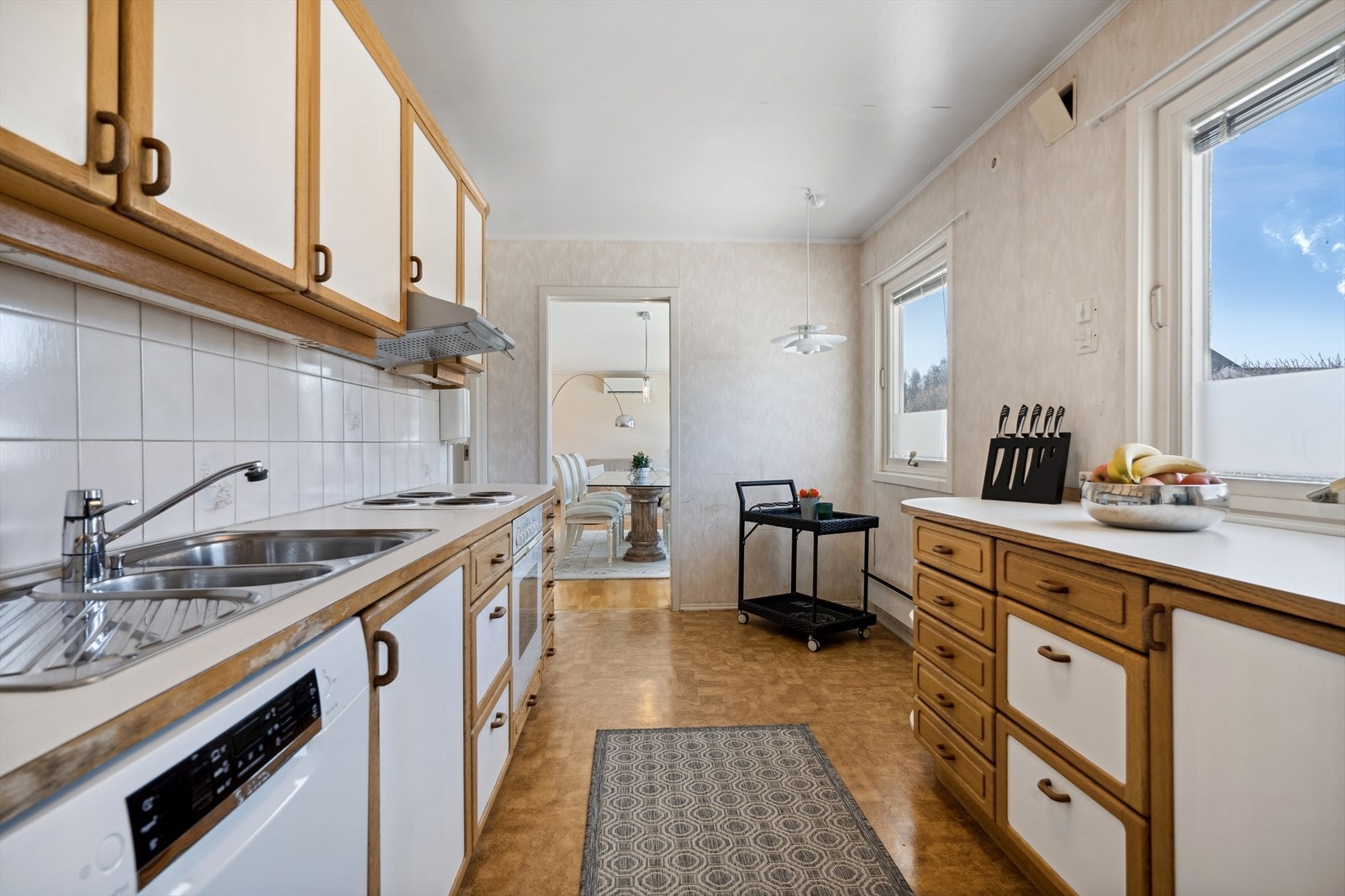 Kjøkkenet har godt med skap- og benkeplass, men fremstår noe slitt og det bør påregnes modernisering på sikt. Galleribilde