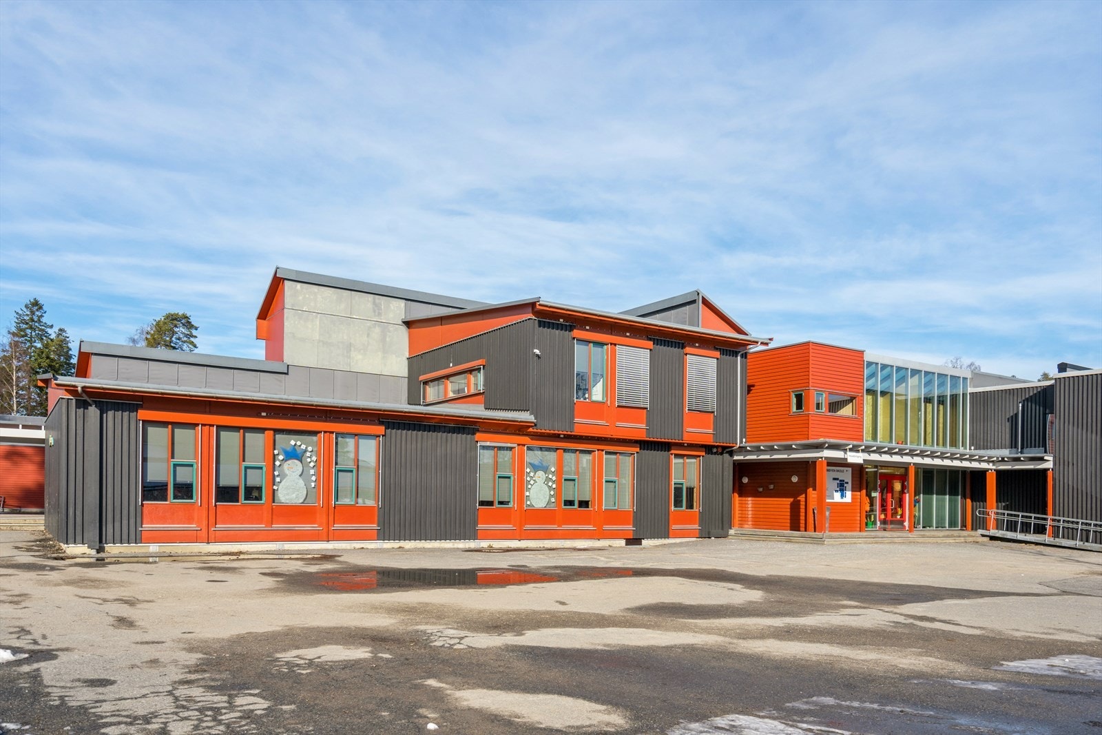 Askimbyen skole ligger ca. 750 meter unna og har ca. 270 elever fra 1. til 7. klasse. Galleribilde