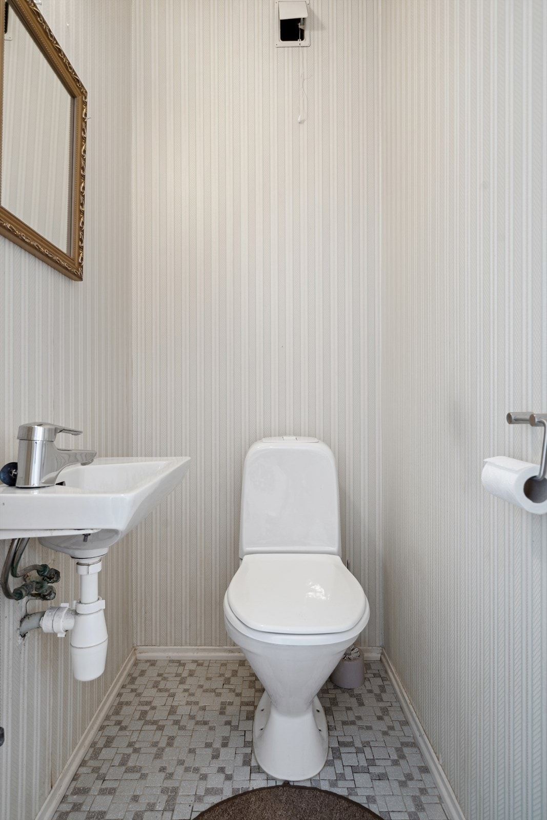 Separat toalettrom med wc og servant. Galleribilde