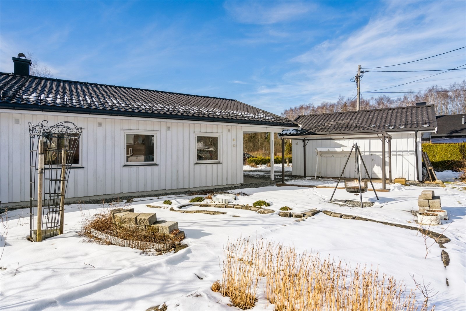 Flat og fin tomt på 1.209 m² pent opparbeidet med gruset gårdsplass, plen og diverse beplantning som planter, blomster, frukttrær, bringebær og blåbær. Galleribilde