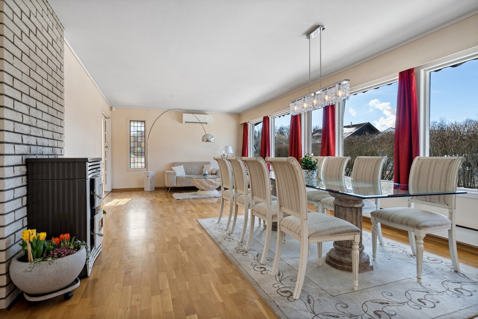 Romslig stue og spisestue med store vindusflater som gir et lyst og trivelig innemiljø. Utgang fra stue til hage. Galleribilde