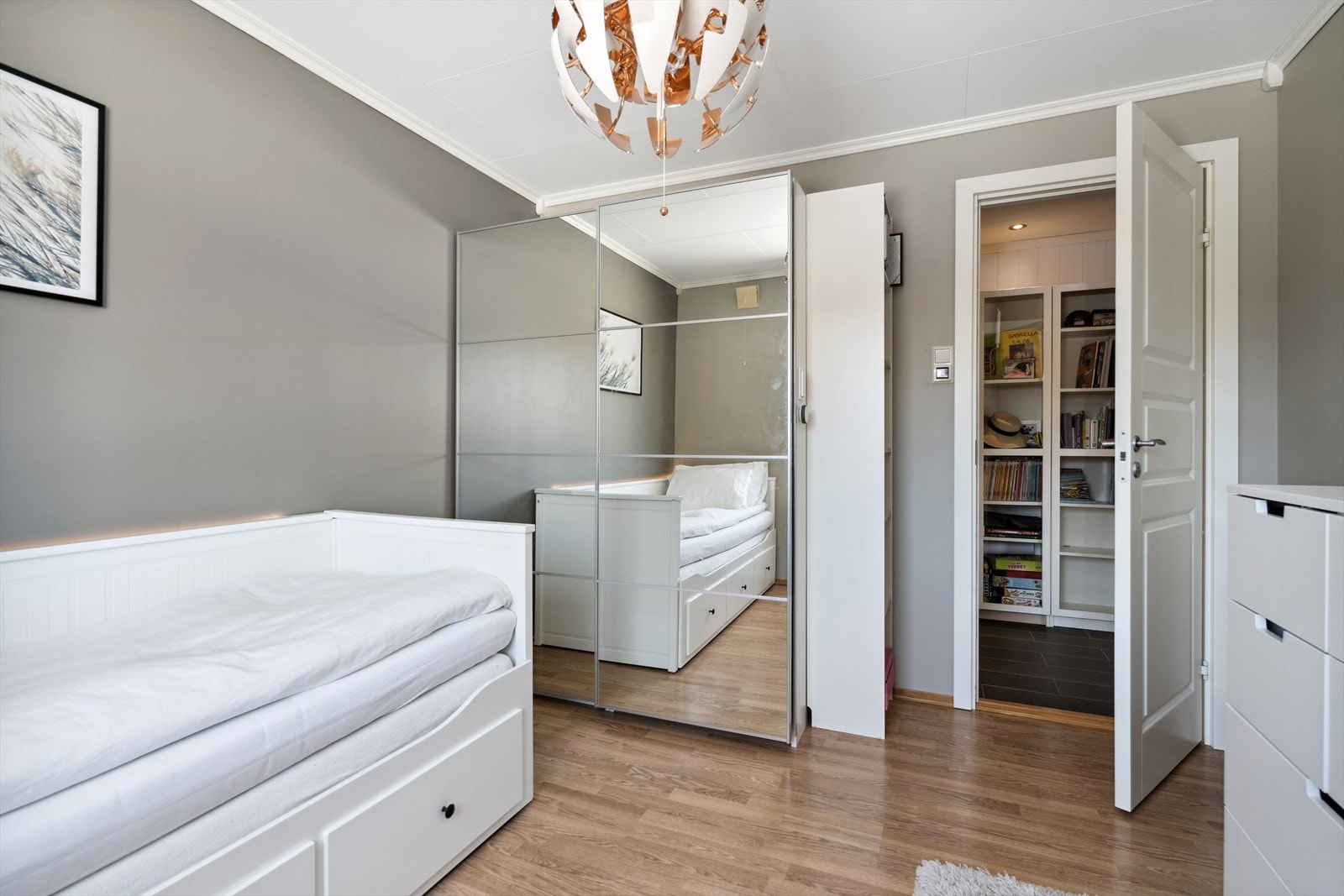 Soverom 2 er malt i fine farger og har god plass til både seng, skap, skrivepult og kommode. Galleribilde