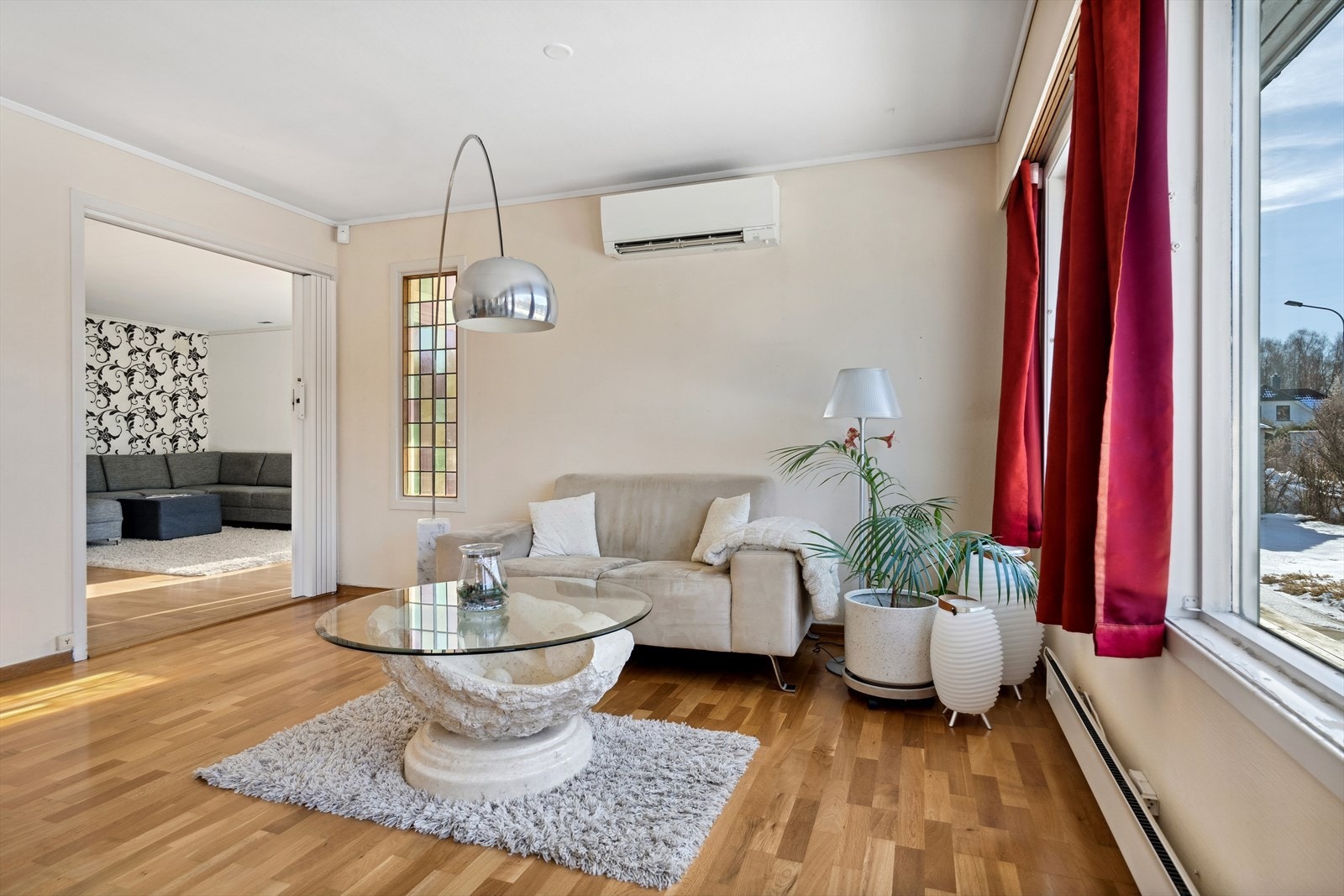 Romslig stue og spisestue med store vindusflater som gir et lyst og trivelig innemiljø. Utgang fra stue til hage. Galleribilde