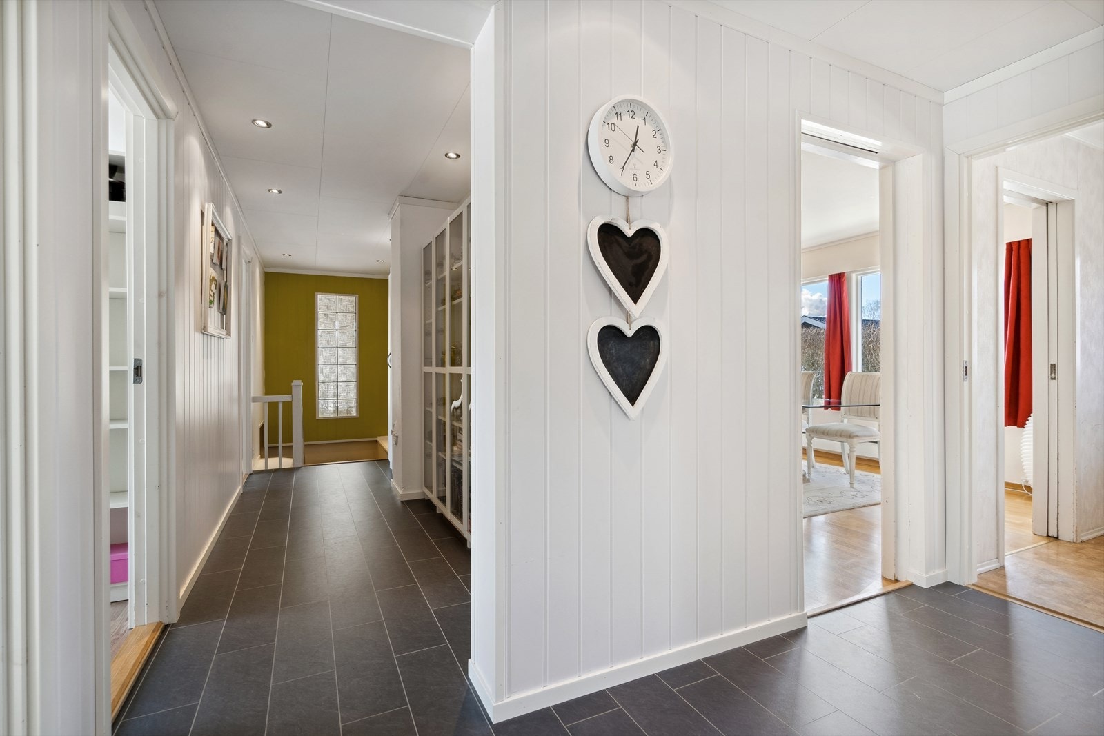 Flislagt entré og gang med varmekabler i gulv og god plass til sko- og yttertøy. Galleribilde