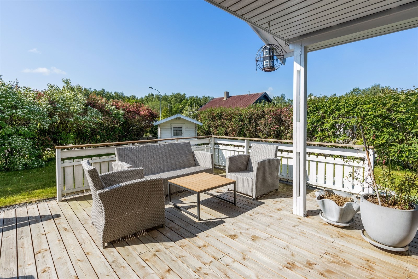 Fra stuen er det utgang til delvis overbygget og usjenert terrasse på 35 m². Galleribilde