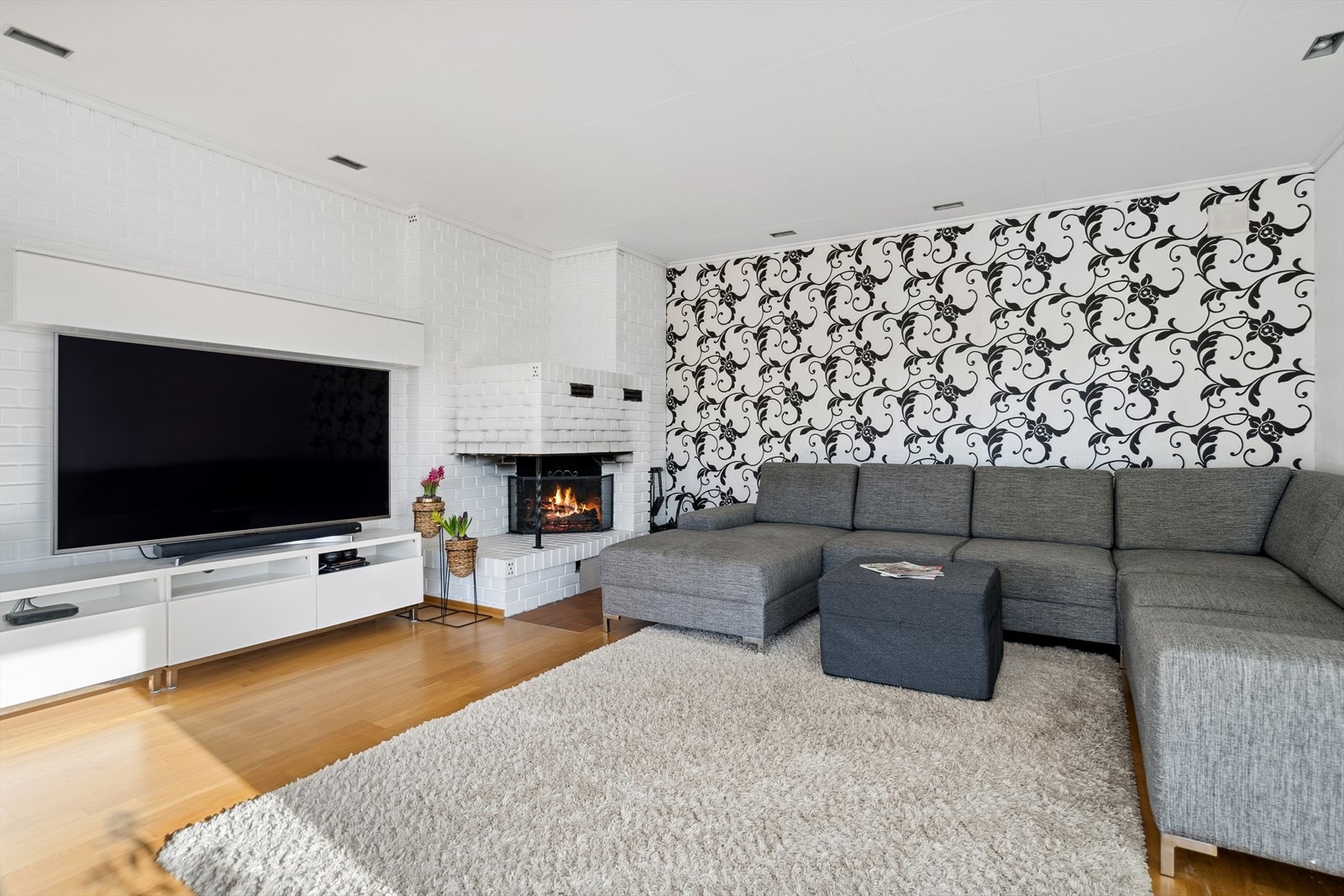 TV-stue med åpen peis og utgang til delvis takoverbygd terrasse på ca. 35 m². Galleribilde