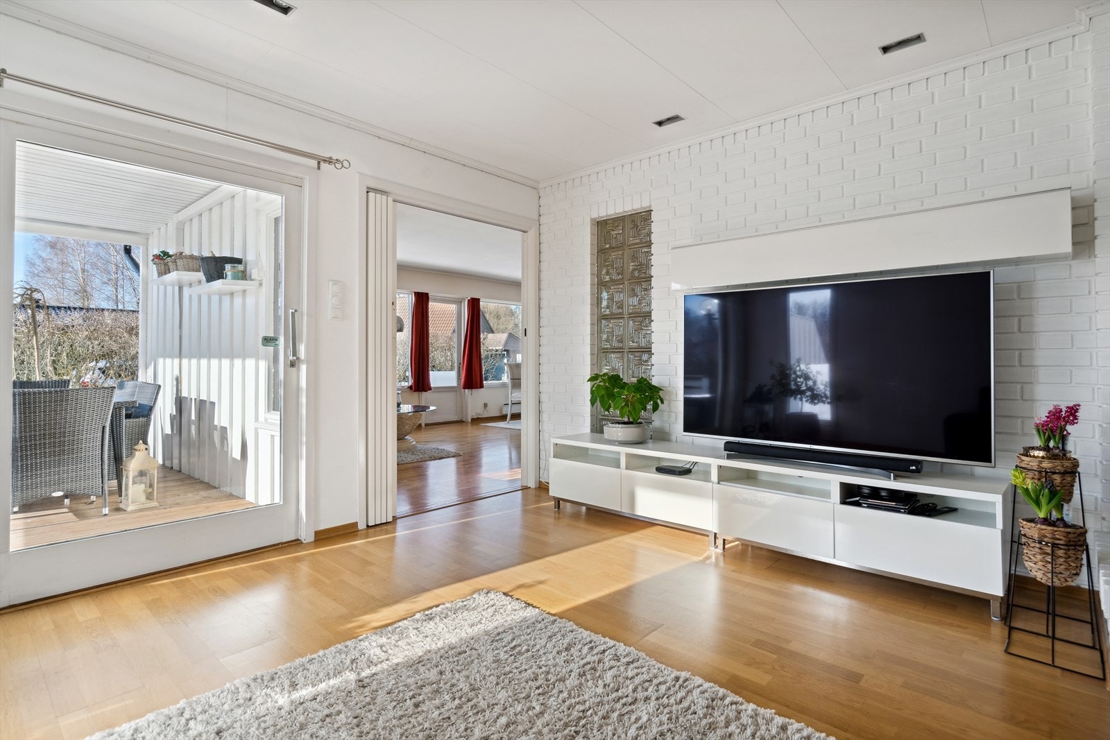 TV-stue med åpen peis og utgang til delvis takoverbygd terrasse på ca. 35 m². Galleribilde