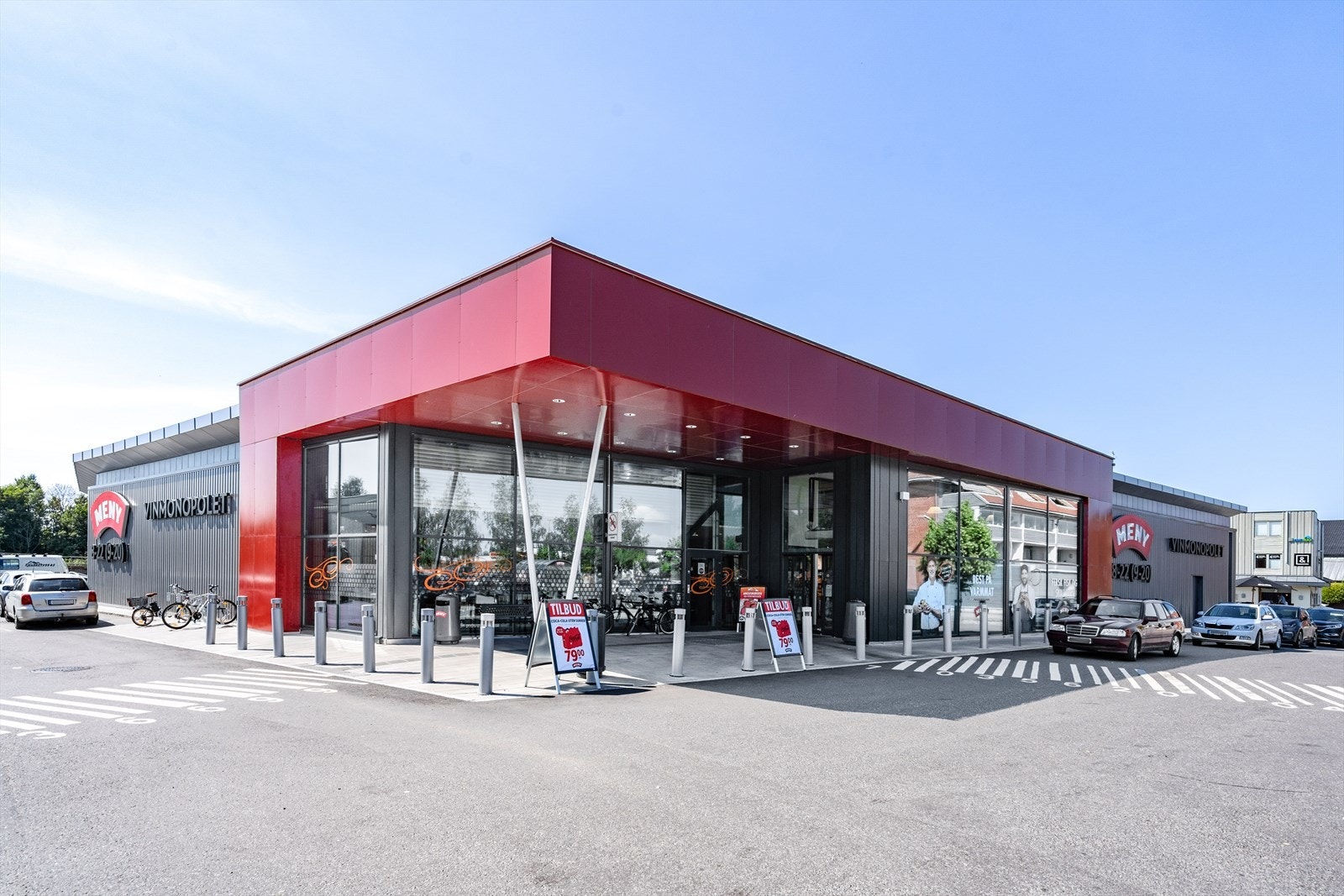 Det er ca. 5 minutter i bil til Meny og Vinmonopolet. Galleribilde