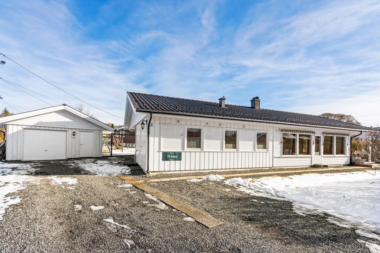 Det er parkering i garasje med tilstøtende bod og biloppstillingsplass til minimum 3-4 biler på egen tomt. Galleribilde