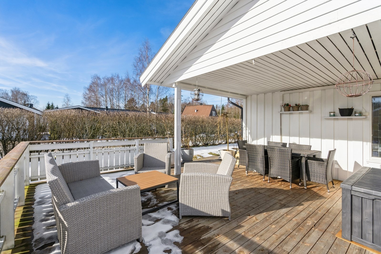 Fra stuen er det utgang til delvis overbygget og usjenert terrasse på 35 m². Galleribilde