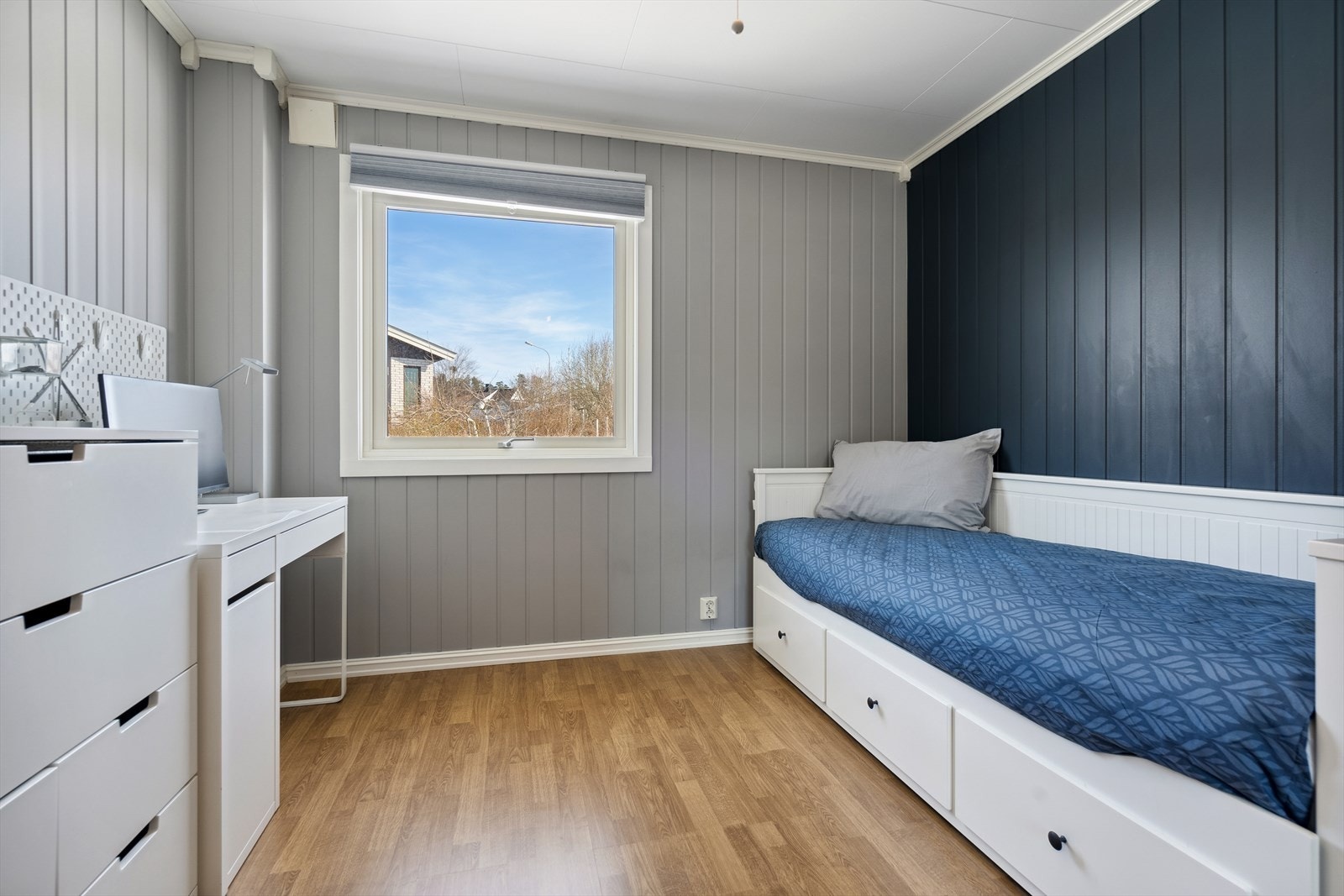 Soverom 3 er også malt i moderne farger og har god plass til både seng, skrivepult og kommode. Galleribilde