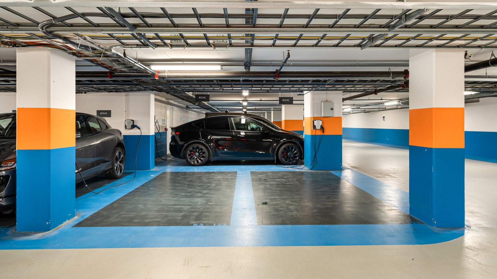 Den ene parkeringsplassen har elbillader Galleribilde