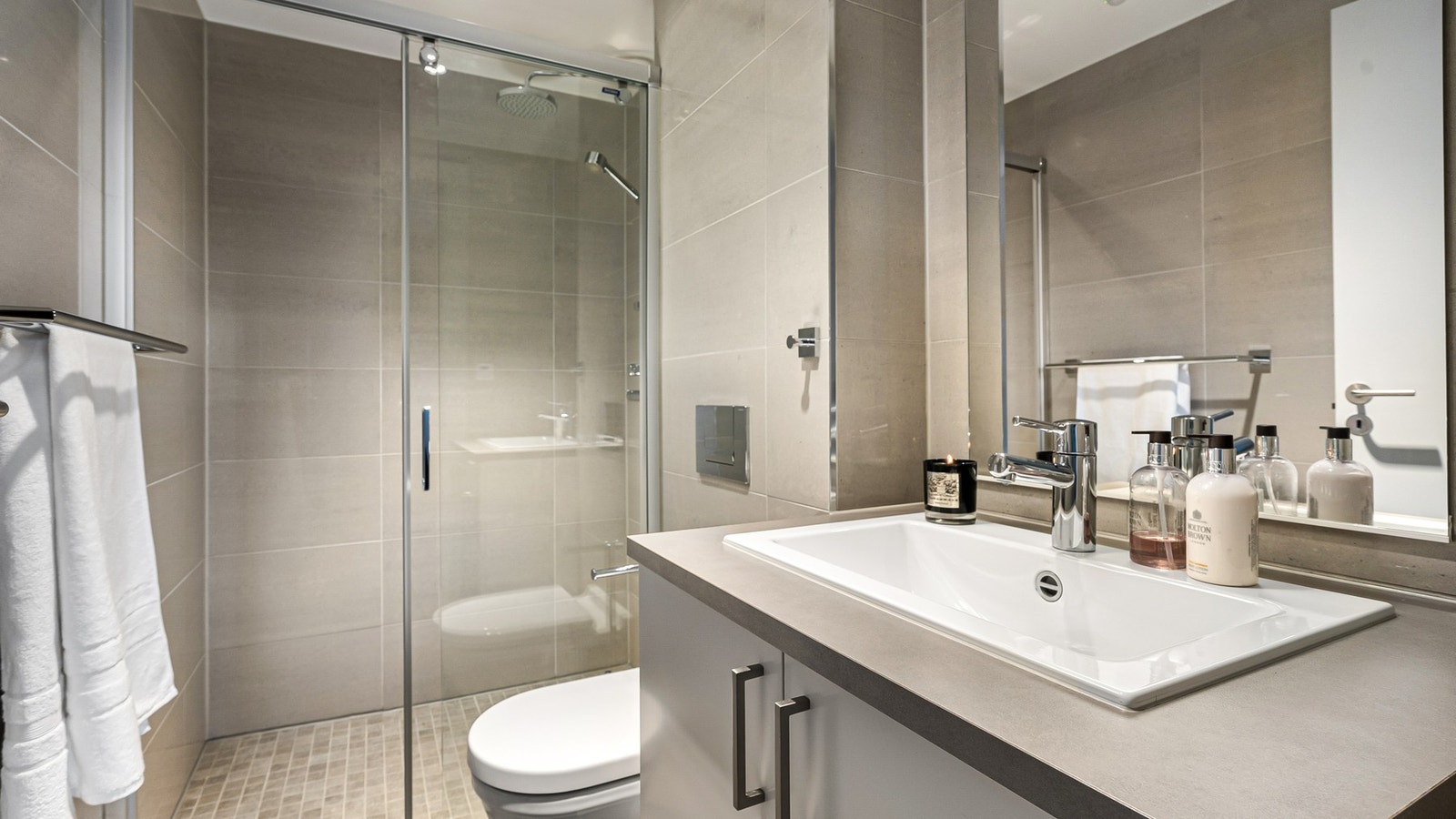 En suite bad til hovedsoverommet Galleribilde