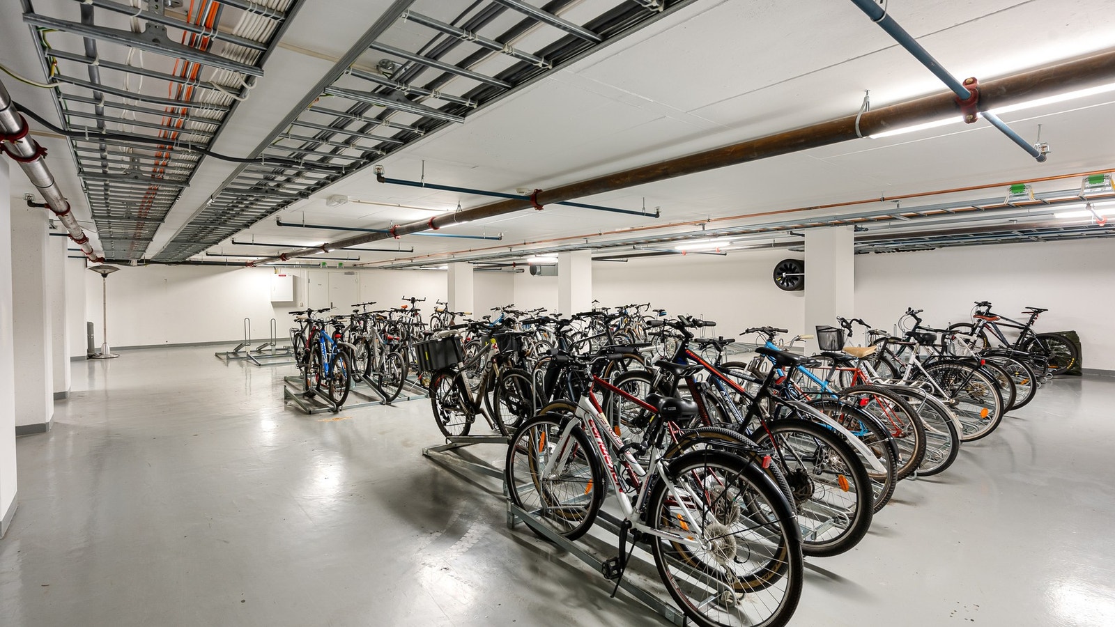 Stor sykkelparkering i låst rom Galleribilde