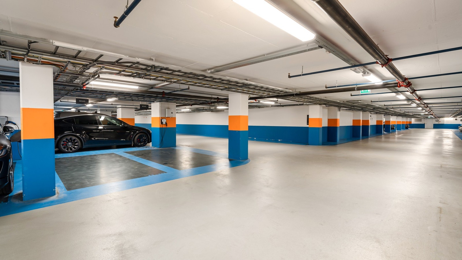 To garasjeplasser i samme bås Galleribilde