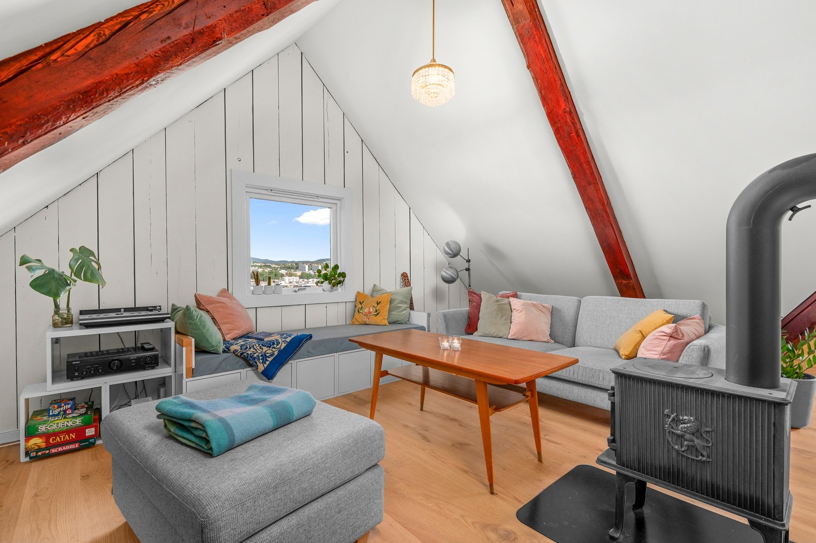 Stue med vedovn og flott utsikt. Galleribilde