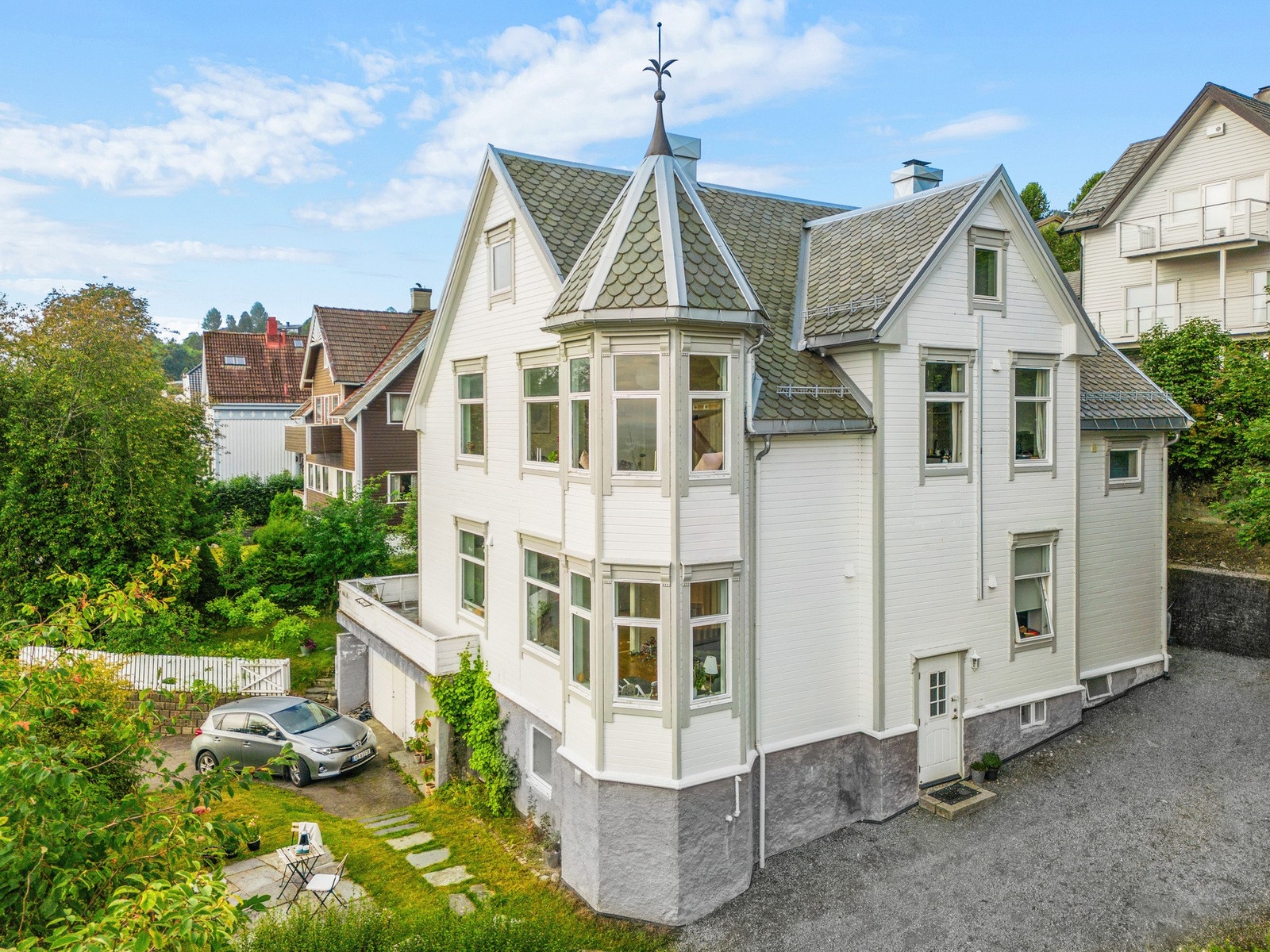 Velkommen til Gamle Åsvei 20! En stor og innholdsrik leilighet over 2 plan med 4 soverom, 2 stuer 2 bad, felles bod og nydelig utsikt! Galleribilde