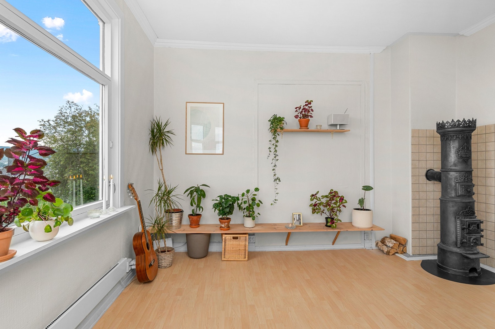 En stor dør mellom delstuene er kledd igjen. Denne kan med enkle grep åpnes igjen til fordel for to store sammenhengende stuer. Galleribilde