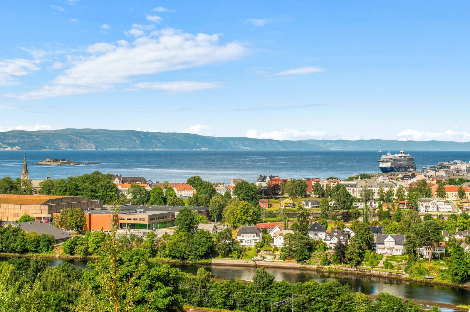 Utsikt mot Nidelven, fjorden og byen. Galleribilde