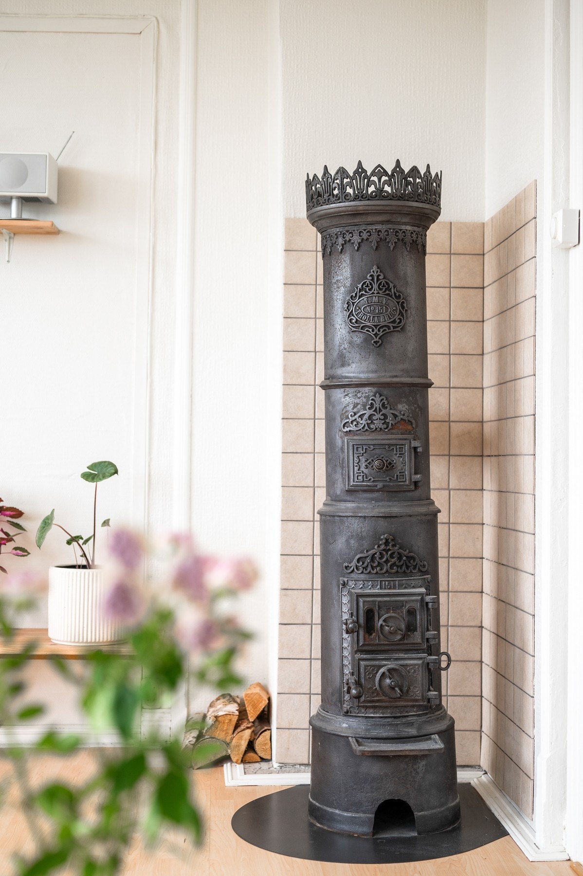 Tøff kakkelovn i stuen. Galleribilde