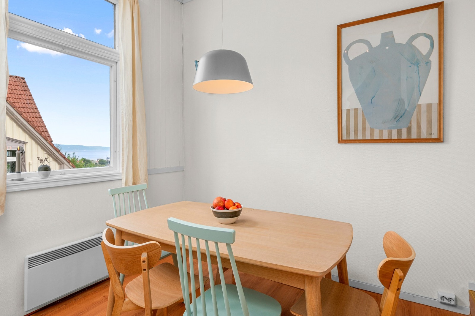 Lys og romslig spisestue Galleribilde