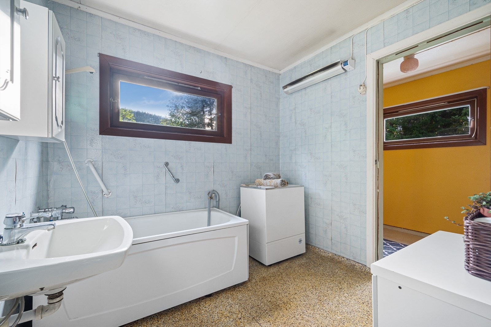 Badet er innredet med toalett og badekar. Galleribilde