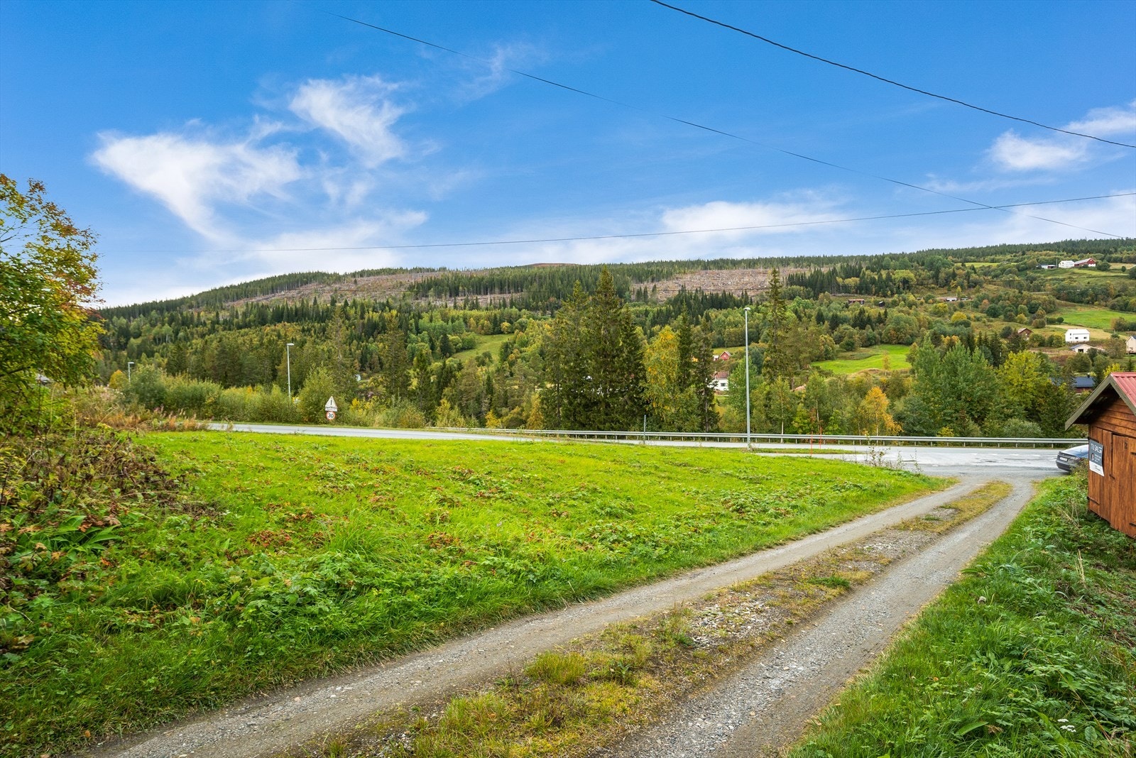 Det er parkering i en gruset innkjørsel og i en dobbelgarasje på ca. 34 kvm. I tillegg er det en enkel garasje nede ved veien på ca. 20 kvm. Galleribilde