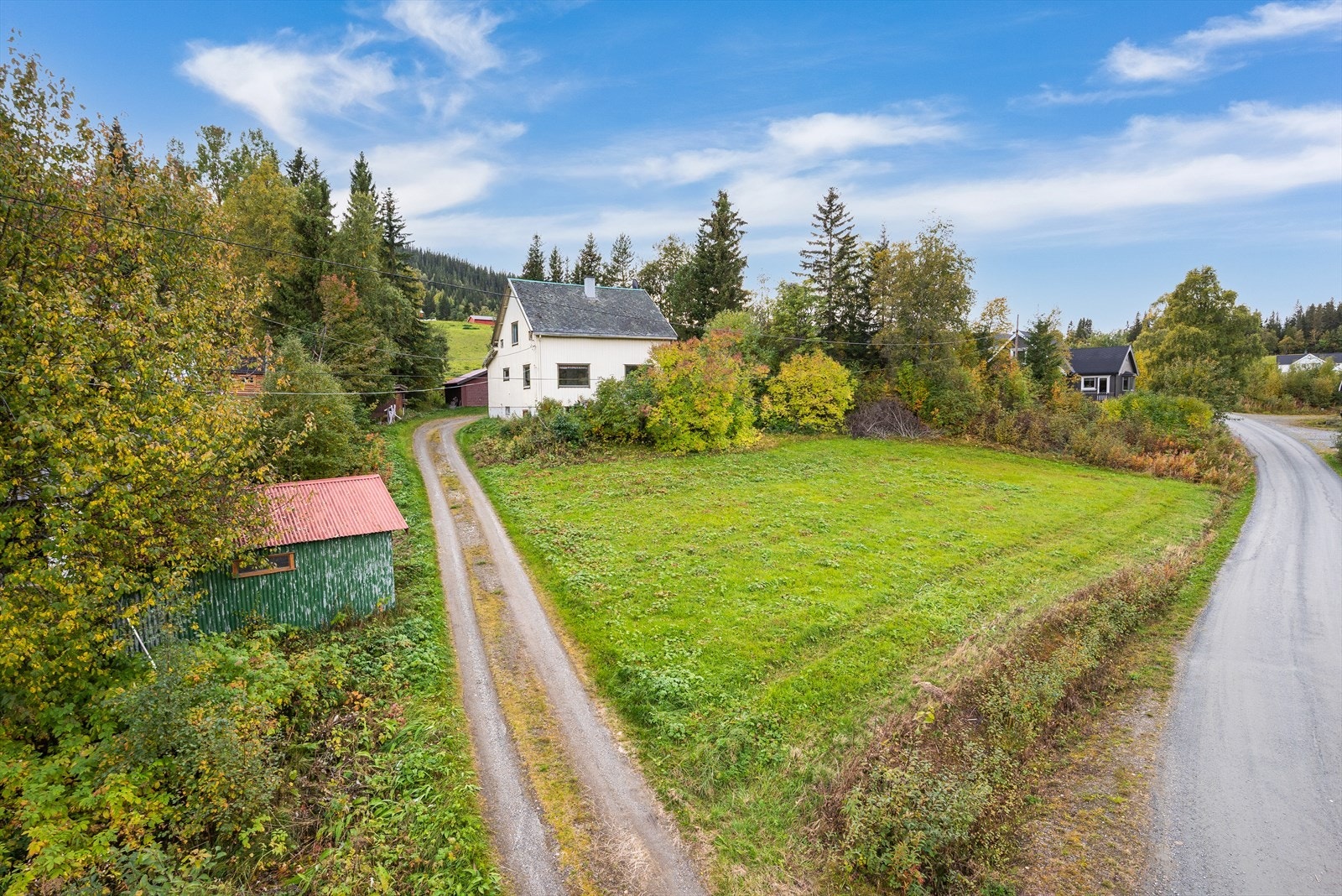 Her bor man i landlige og barnevennlige omgivelser, like ved busstopp, lakseelva Gaula og flotte turmuligheter i marka. Galleribilde