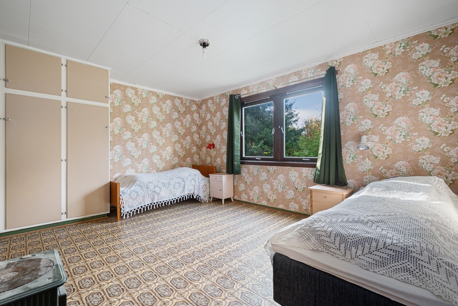 Begge soverommene er innredet med et plassbygget garderobeskap. Galleribilde