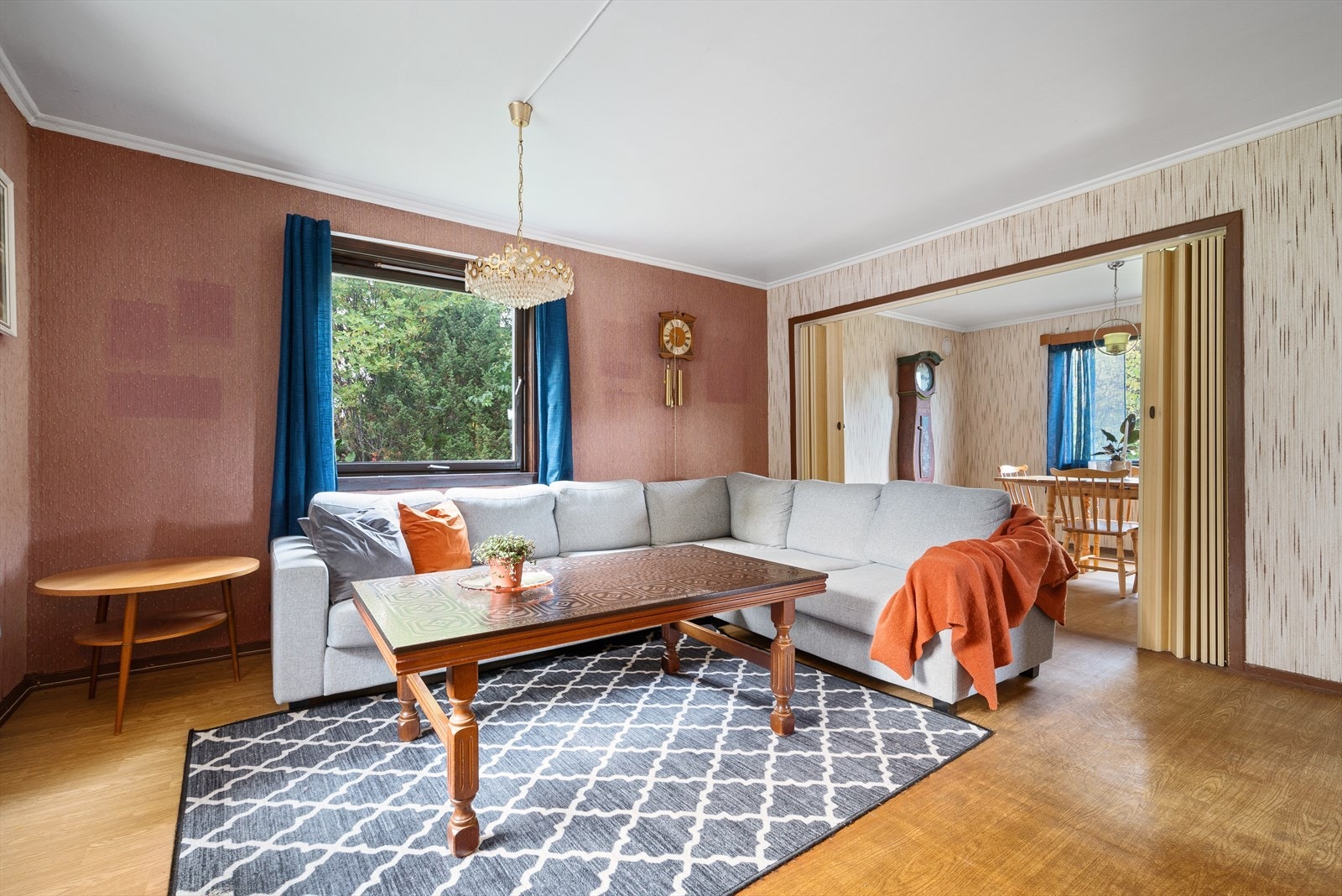 I hovedstuen er det god plass til en stor sofagruppe med tilhørende møblement. Galleribilde