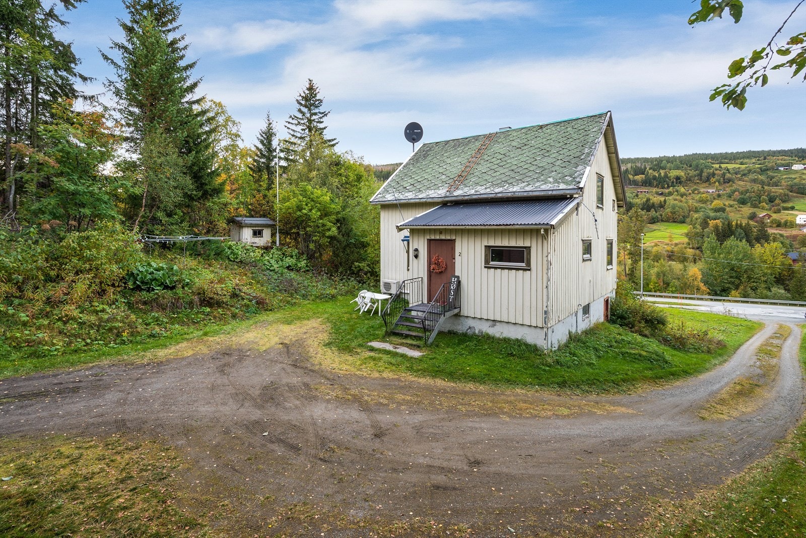 På eiendommen finner man et vedskjul og en liten lekestue for de minste. Galleribilde