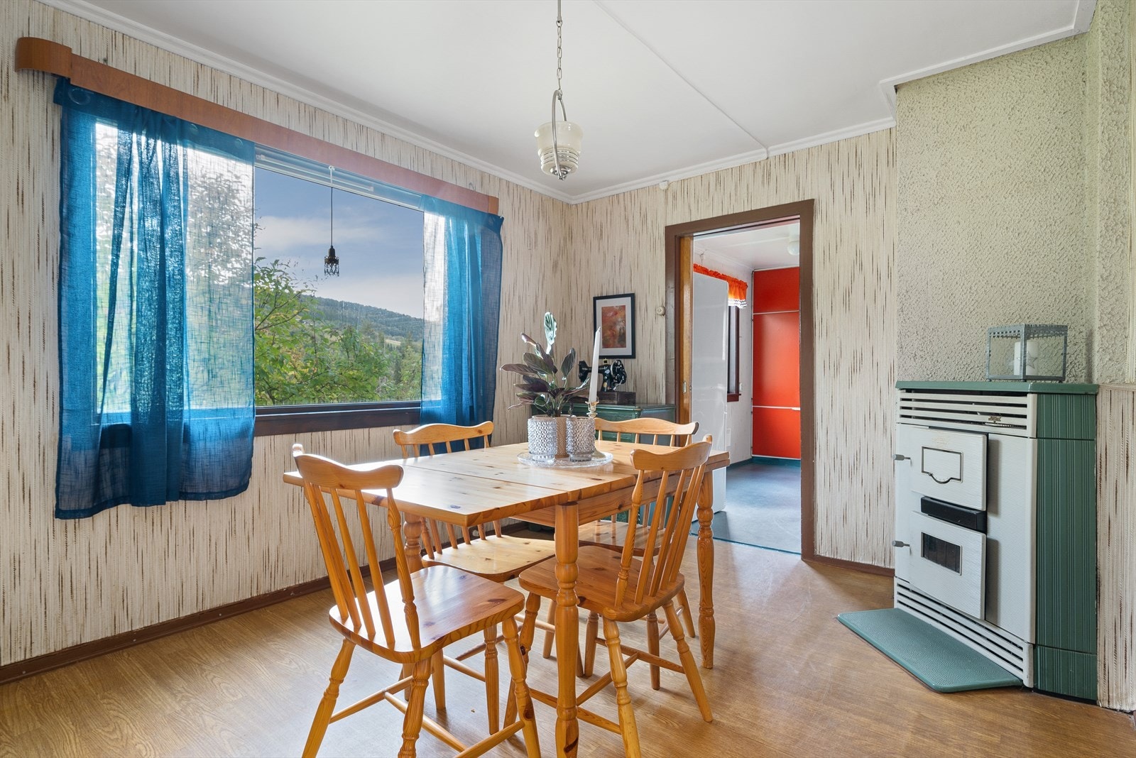 Lune kvelder sikres av en kombiovn med ved og parafin. Galleribilde