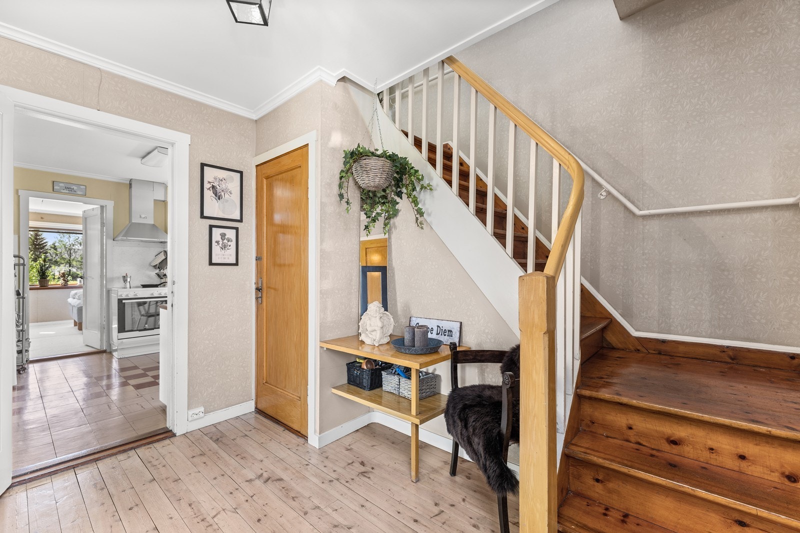 Gang med trapp til loft og kjeller. Galleribilde